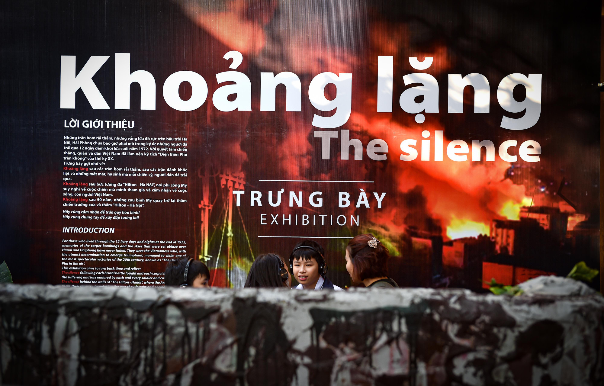 [Ảnh] Người dân Thủ đô và du khách xúc động xem trưng bày "Khoảng lặng"