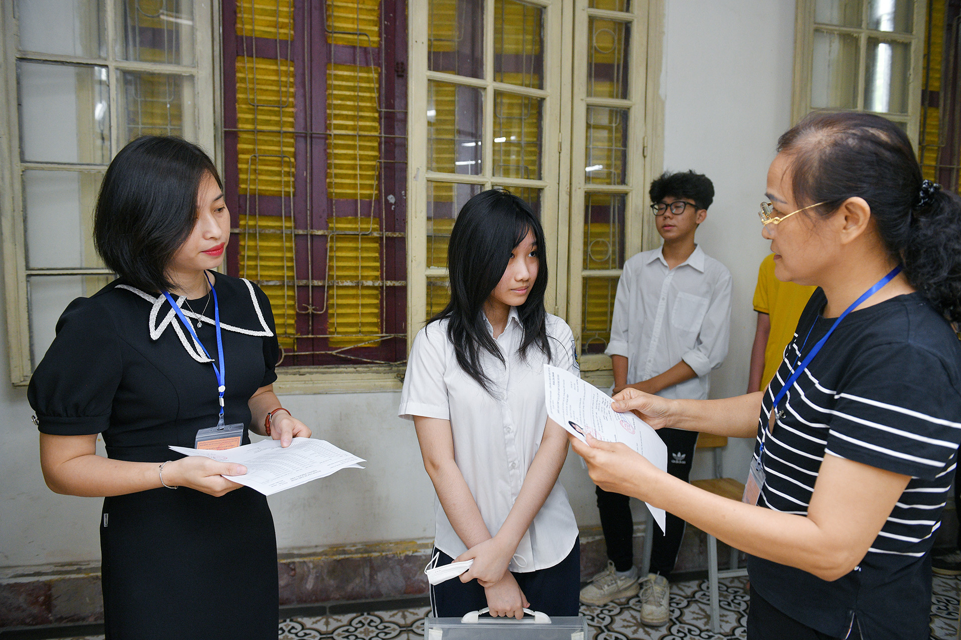 [Ảnh] Học sinh Hà Nội làm thủ tục dự thi tuyển sinh vào lớp 10 ảnh 4