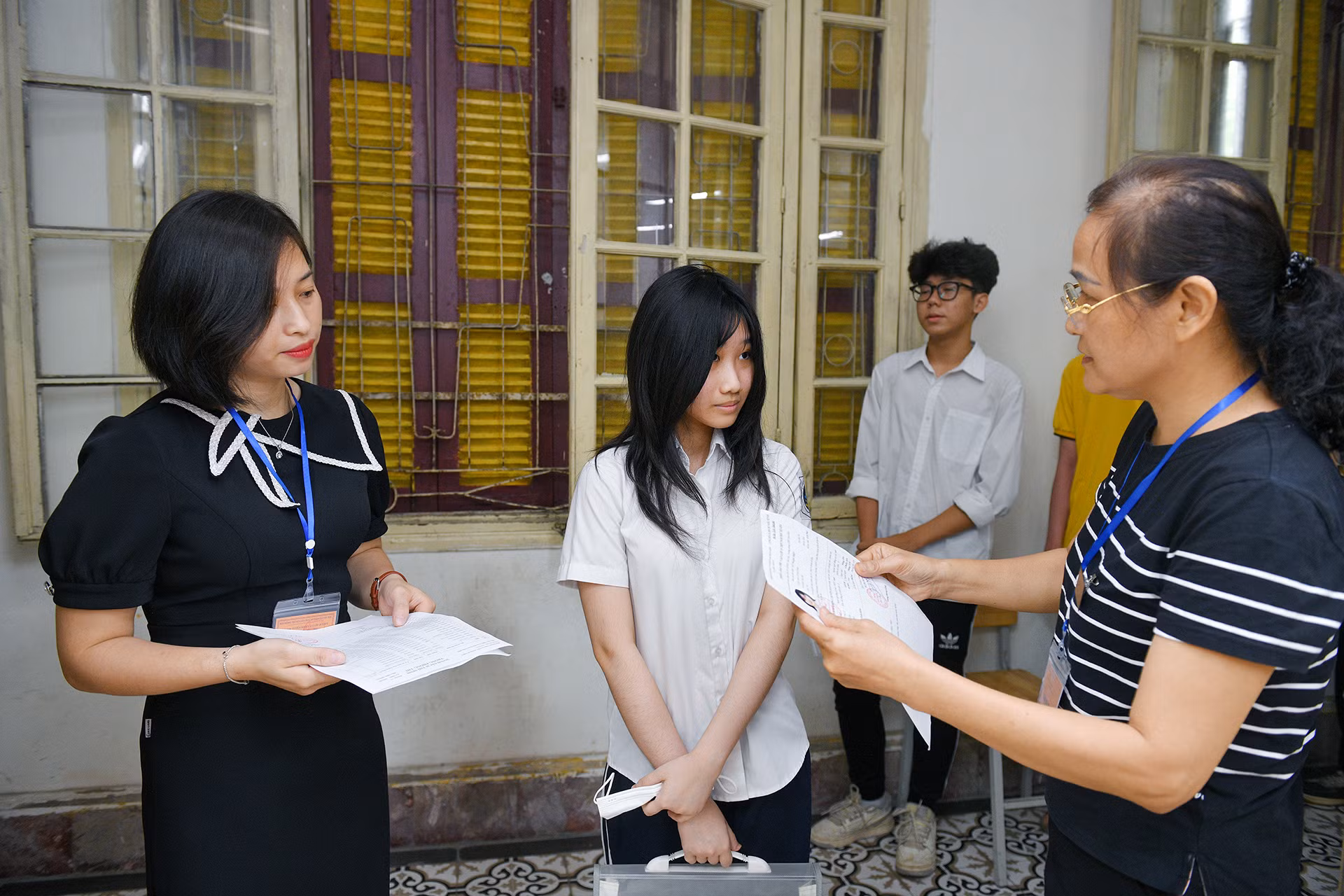 [Ảnh] Học sinh Hà Nội làm thủ tục dự thi tuyển sinh vào lớp 10 ảnh 4