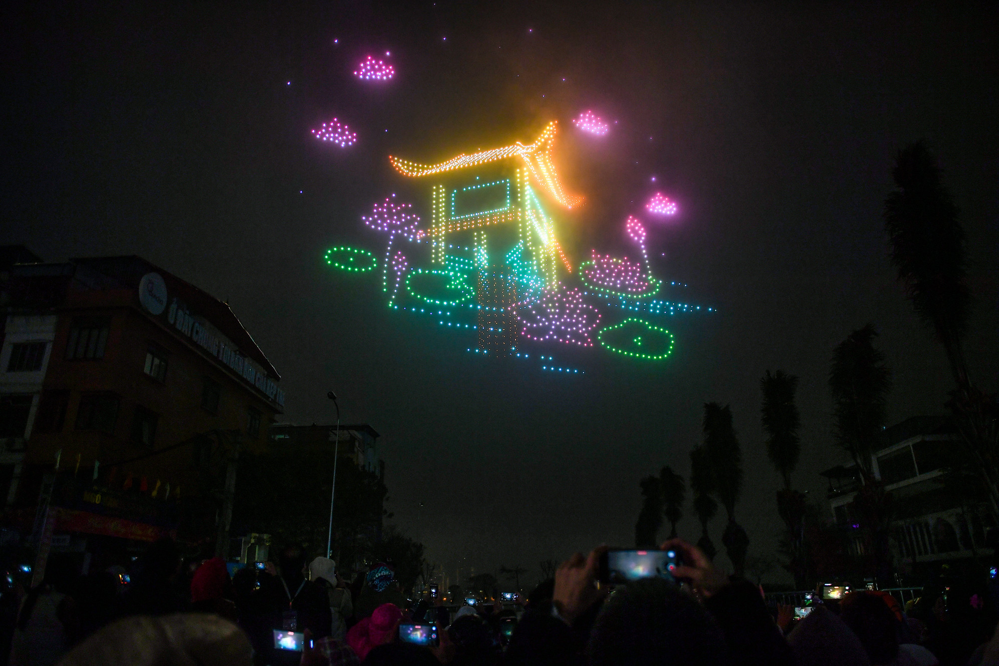 [Ảnh] Người dân Thủ đô choáng ngợp trước màn trình diễn ánh sáng nghệ thuật với 2.024 drones light ảnh 12