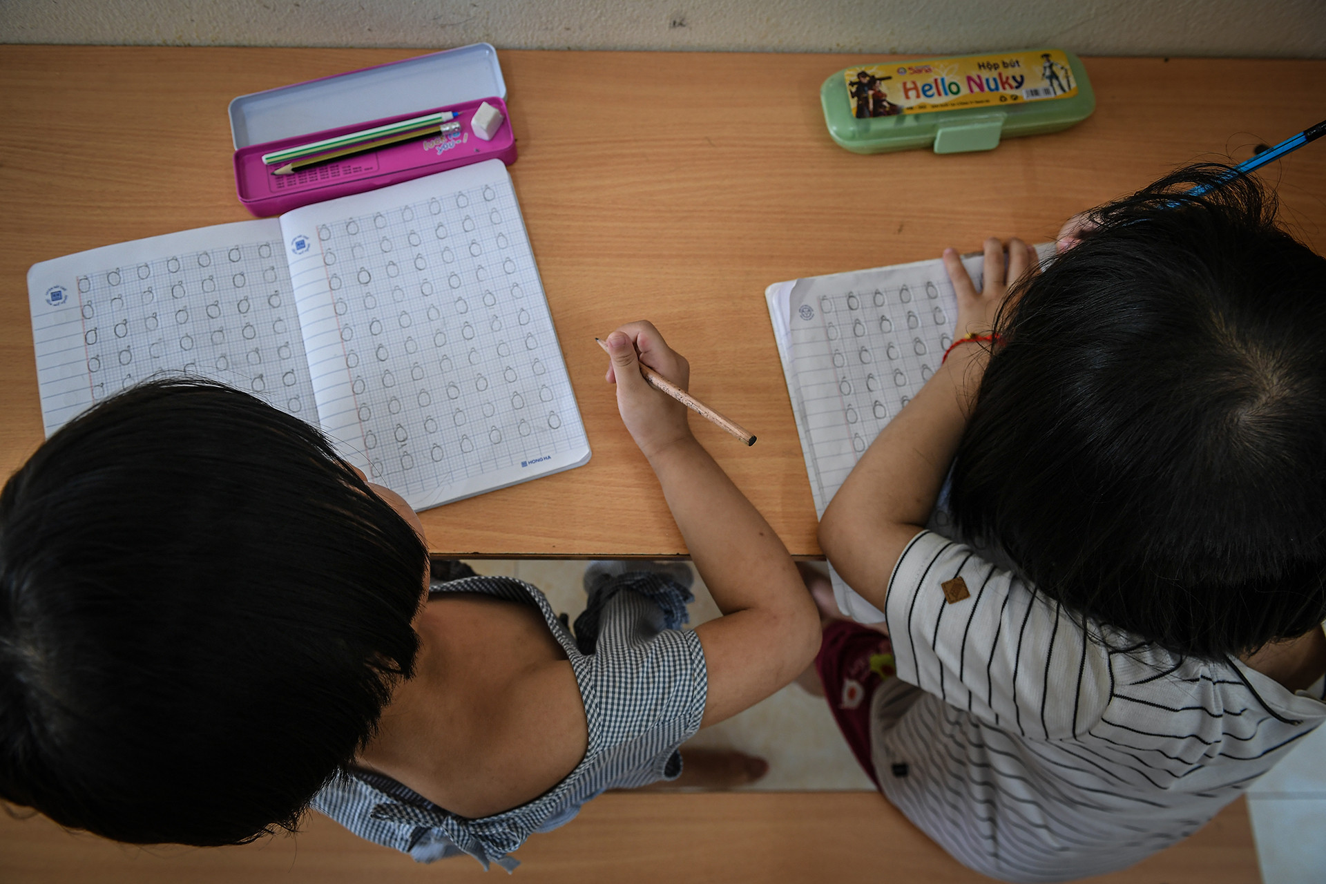 O tròn như quả trứng gà, Ô thì đội mũ, Ơ thì thêm râu... Đó chính là những bài học đầu tiên mà Phương, cô bé sắp bước vào lớp 1 được "các mẹ" dạy. Nét chữ đầu tiên dẫu còn nguệch ngoạc nhưng ẩn chứa giấc mơ chạm vào trái tim của cô bé.