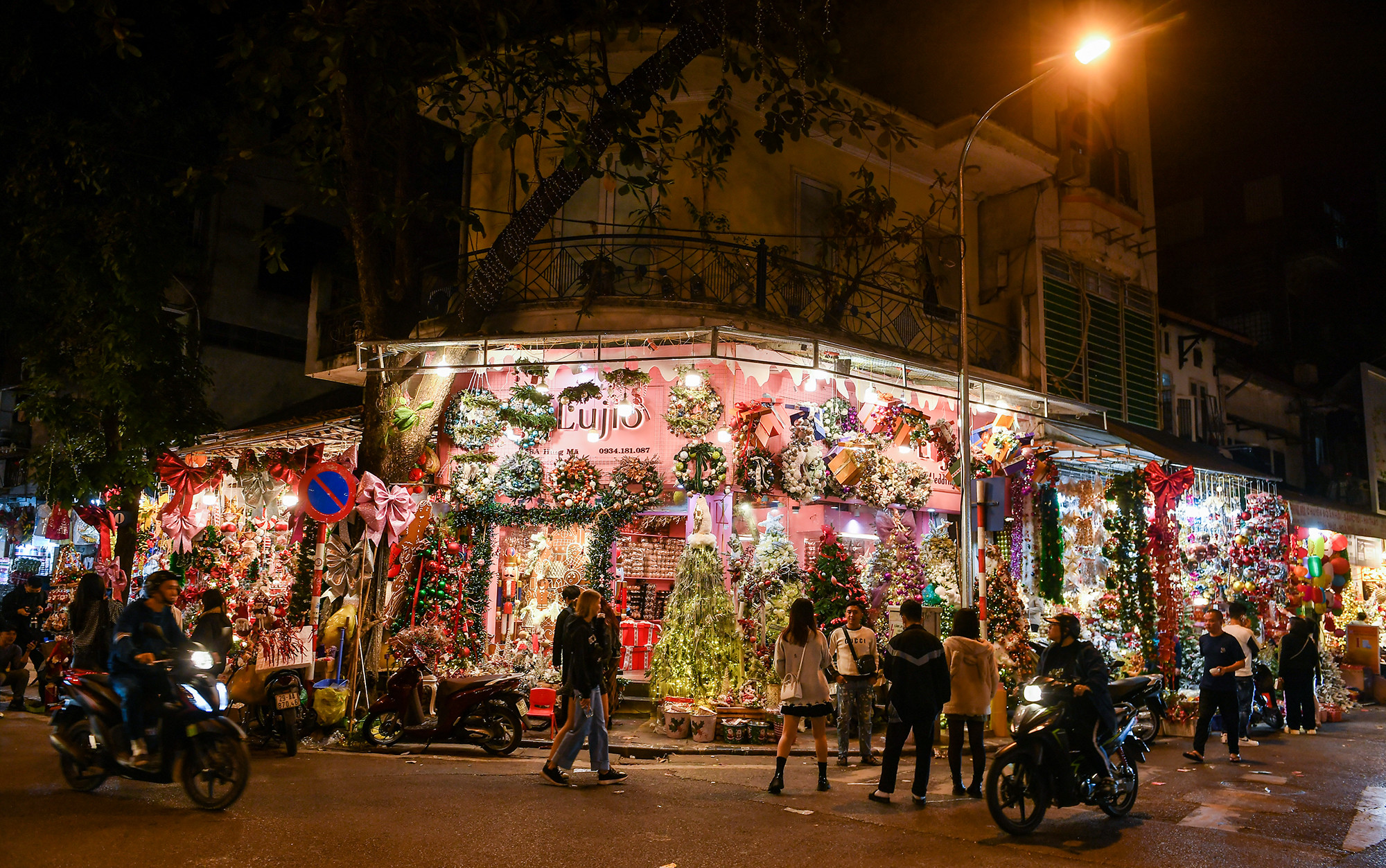 Không khí Giáng sinh đã về rất gần trên khắp các phố phường Hà Nội. Đặc biệt, khi chiêm ngưỡng ánh đèn và sắc màu rực rỡ từ các gian hàng ở khu phố cổ, chắc chắn trong lòng ai cũng cảm thấy háo hức, trông đợi vào những ngày lễ cuối năm.