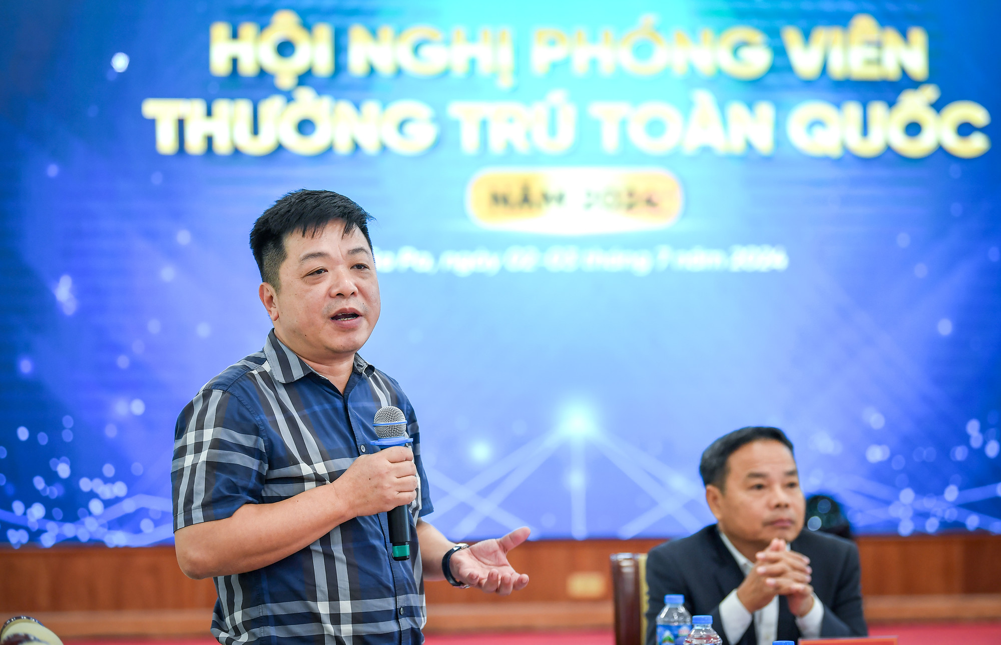Phó Tổng Biên tập Báo Nhân Dân trả lời các câu hỏi của các đại biểu tại hội nghị.