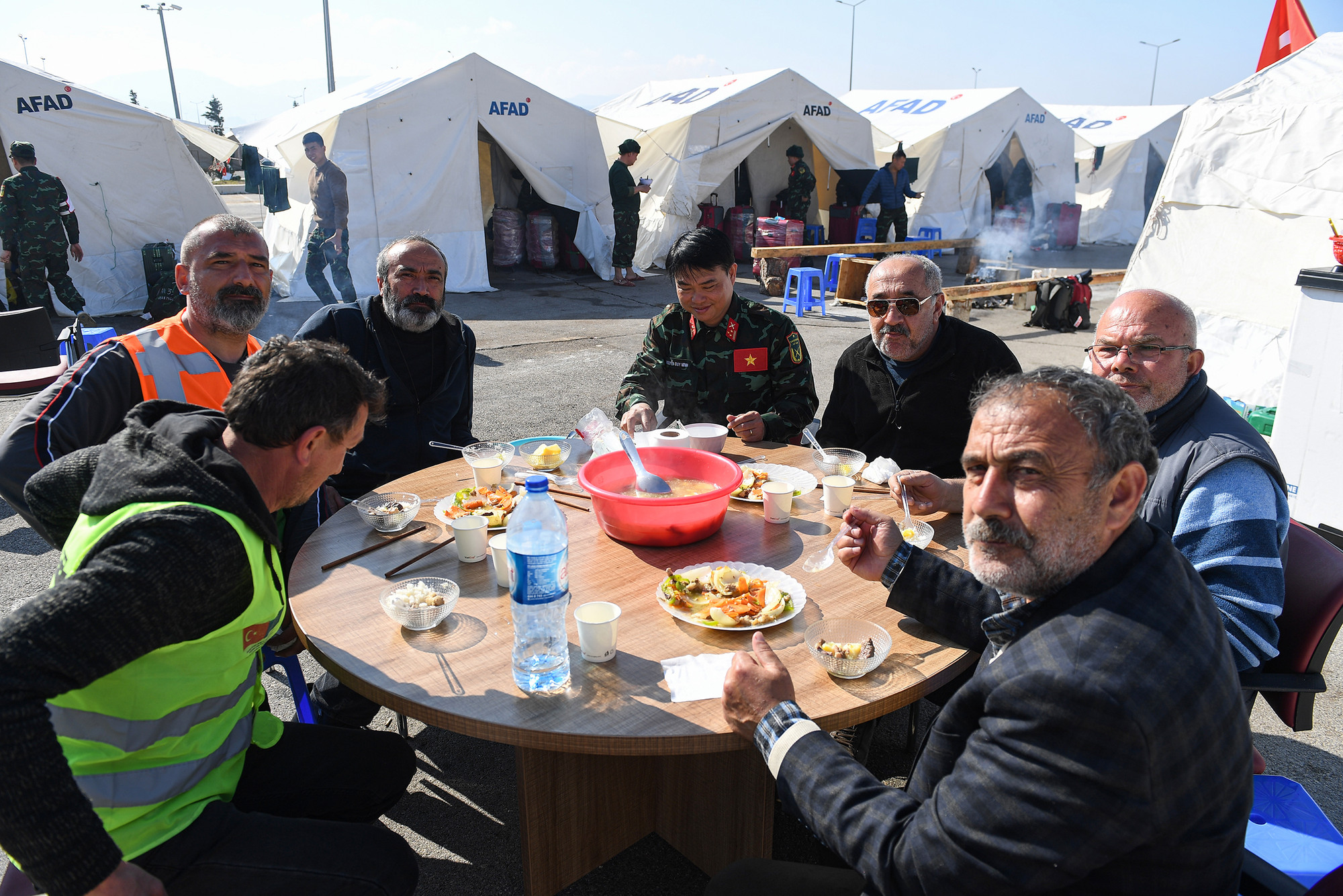 Bữa cơm trên đất Thổ Nhĩ Kỳ cùng bạn bè quốc tế. Bữa cơm trên đất Thổ Nhĩ Kỳ cùng bạn bè quốc tế.