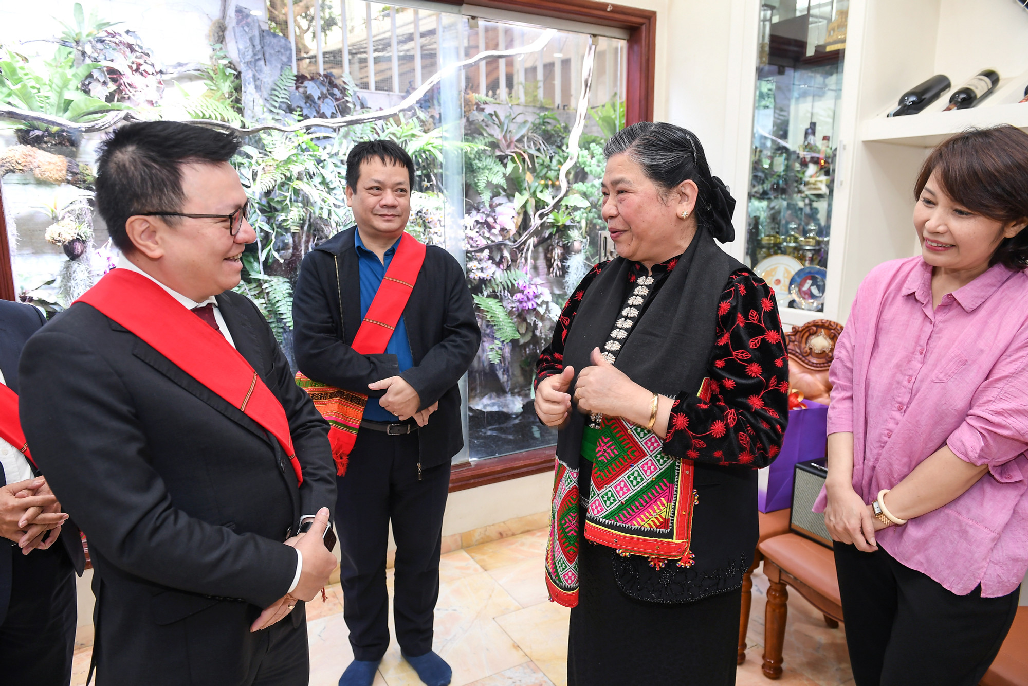 Đồng chí Tòng Thị Phóng, nguyên Ủy viên Bộ Chính trị, nguyên Phó Chủ tịch Thường trực Quốc hội tặng quà lưu niệm cho lãnh đạo Báo Nhân Dân.