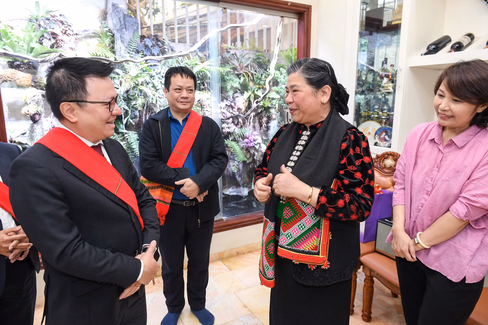 Đồng chí Tòng Thị Phóng, nguyên Ủy viên Bộ Chính trị, nguyên Phó Chủ tịch Thường trực Quốc hội tặng quà lưu niệm cho lãnh đạo Báo Nhân Dân.