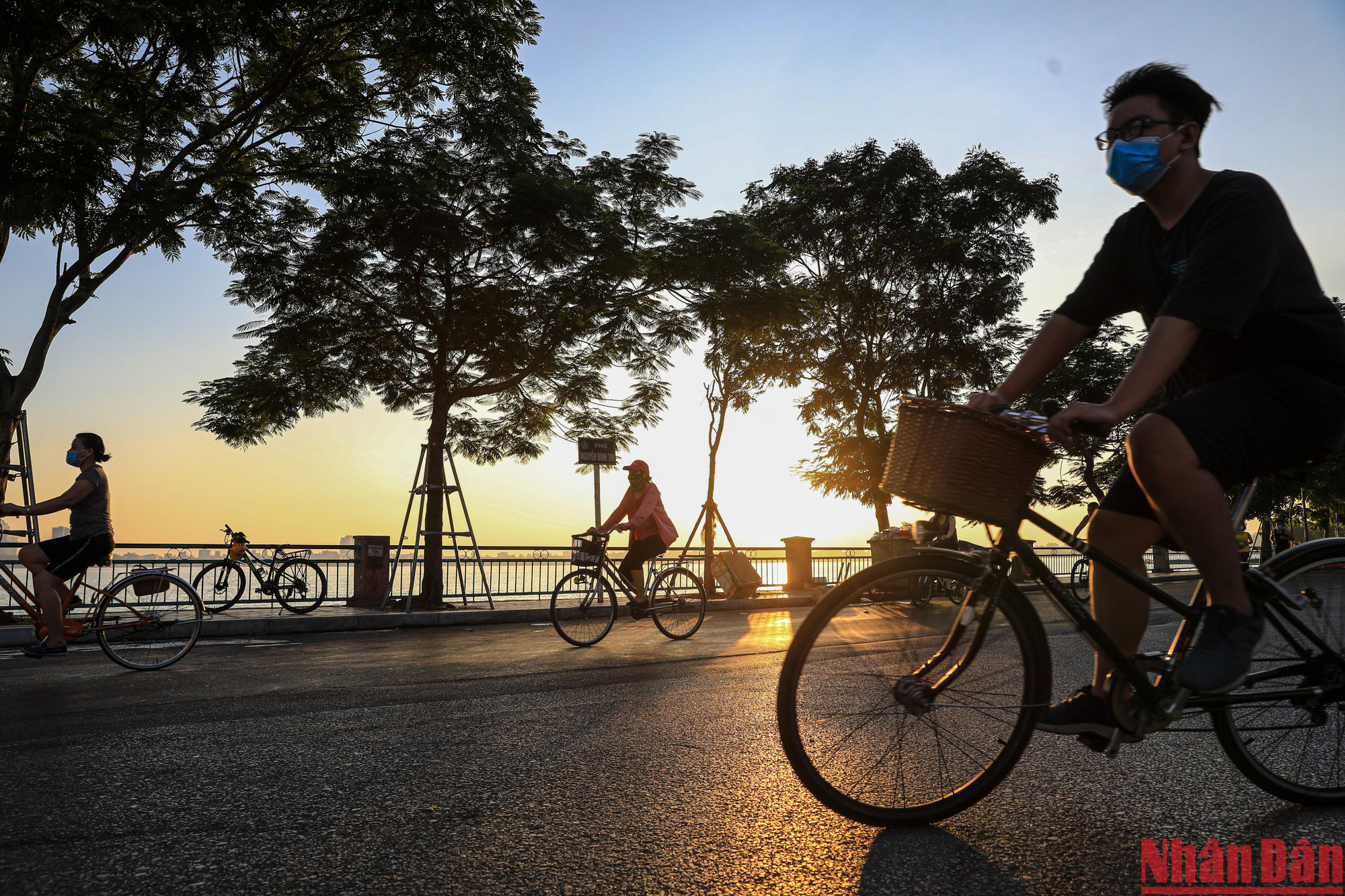 Đạp xe quanh hồ Tây trong tiết trời thu mang lại cảm giác thư thái. (Ảnh: THÀNH ĐẠT)