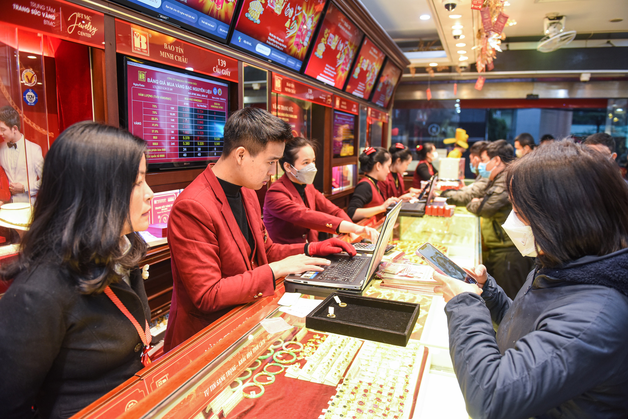 Theo ghi nhận của phóng viên Báo Nhân Dân, vào thời điểm 6 giờ 30 phút khi cửa hàng vàng bạc, đá quý Bảo Tín Minh Châu (Cầu Giấy, Hà Nội) mở cửa, hàng chục khách hàng chờ đợi từ trước đã có mặt tiến hành giao dịch.