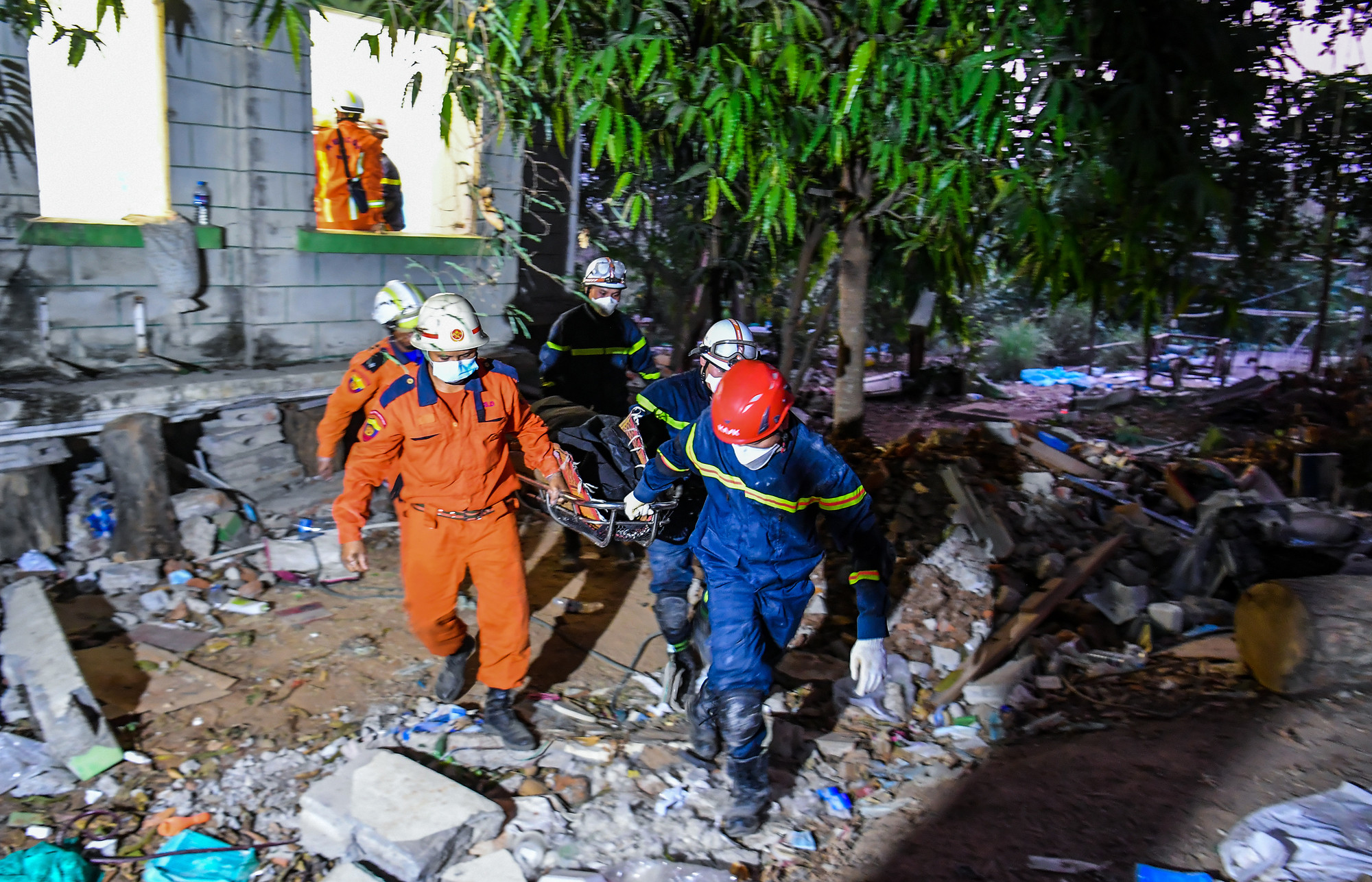 Đúng 19 giờ ngày 3/4, sau hơn 1 ngày làm việc vất vả lực lượng cứu hộ, cứu nạn của Đội cứu nạn, cứu hộ Bộ Công an Việt Nam và Myanmar mới đưa được thi thể nạn nhân ra ngoài.