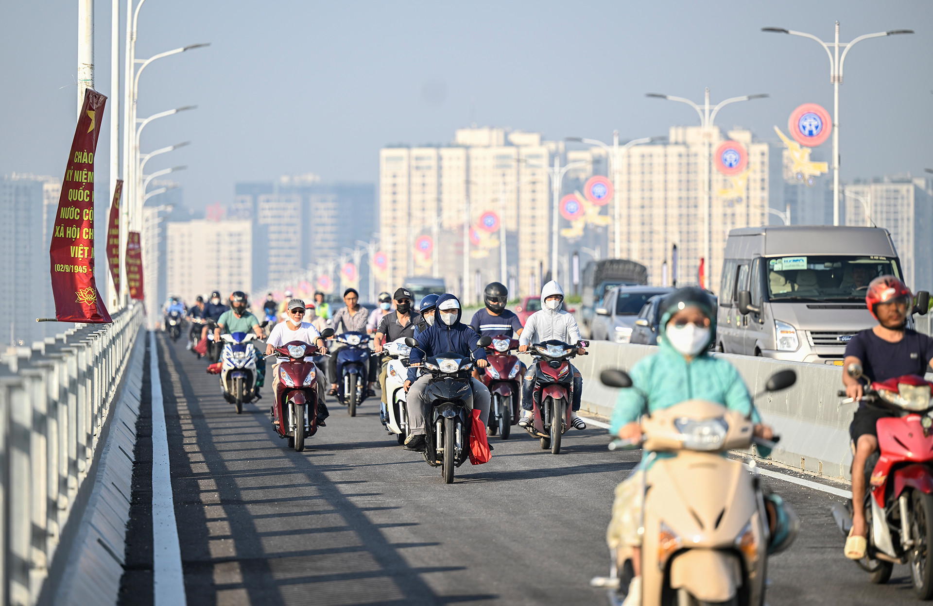 [Ảnh] Giao thông cầu Vĩnh Tuy 2 "dễ thở" sau ngày khánh thành ảnh 7