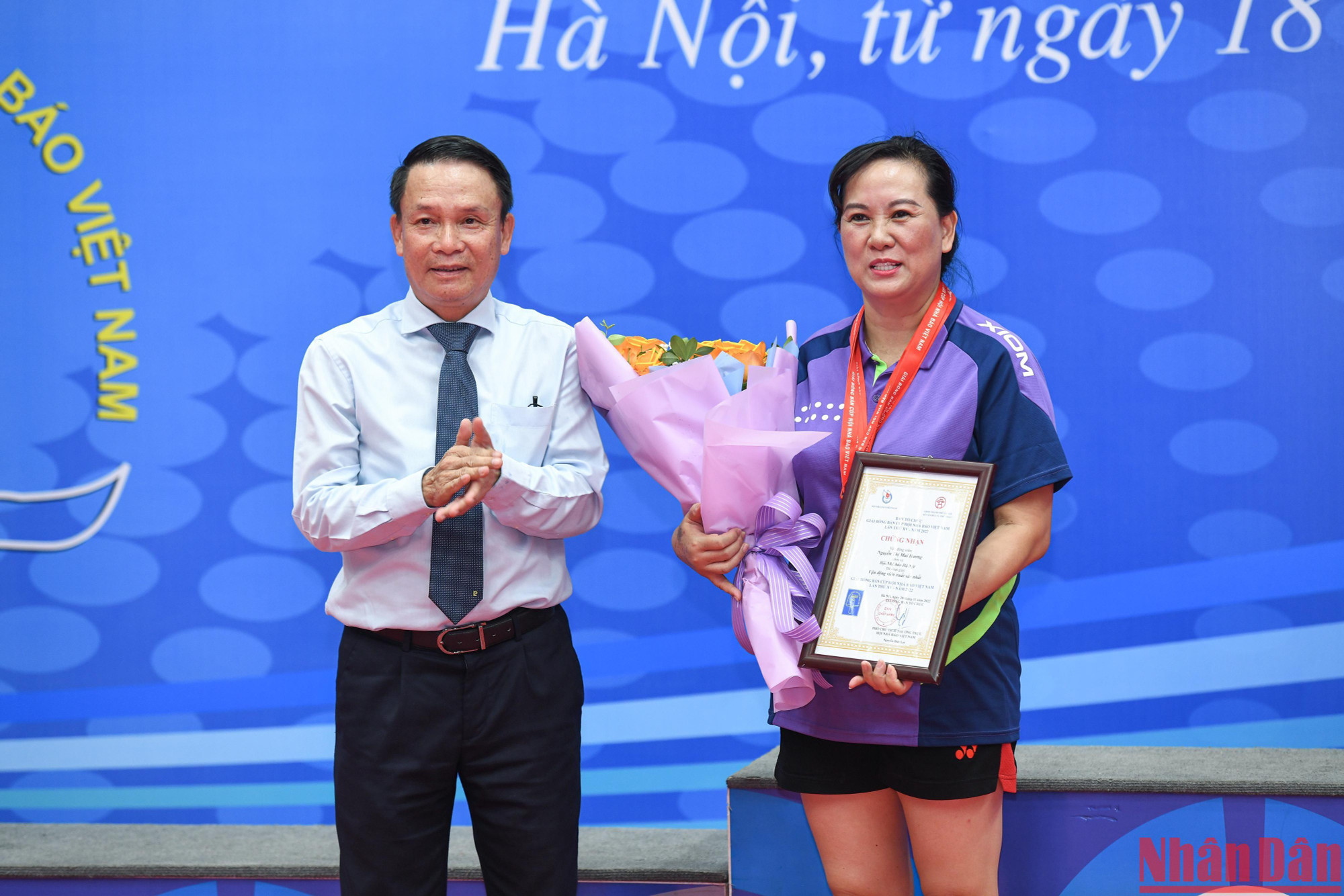 Phó Chủ tịch Thường trực Hội Nhà báo Việt Nam Nguyễn Đức Lợi trao giải Vận động viên xuất sắc nhất giải cho vận động viên Nguyễn Thị Mai Hương đơn vị Hội Nhà báo Hà Nội.