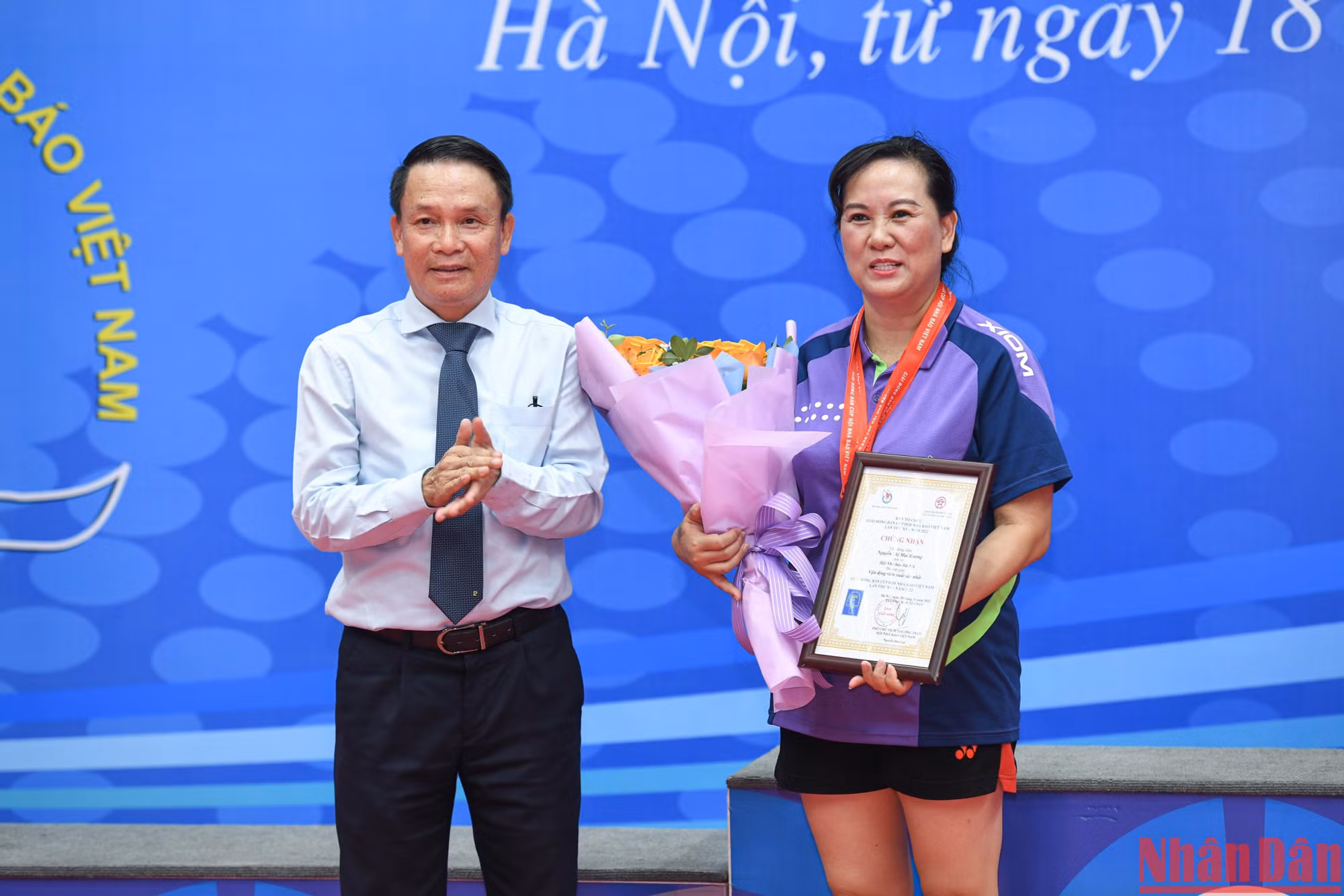 Phó Chủ tịch Thường trực Hội Nhà báo Việt Nam Nguyễn Đức Lợi trao giải Vận động viên xuất sắc nhất giải cho vận động viên Nguyễn Thị Mai Hương đơn vị Hội Nhà báo Hà Nội.