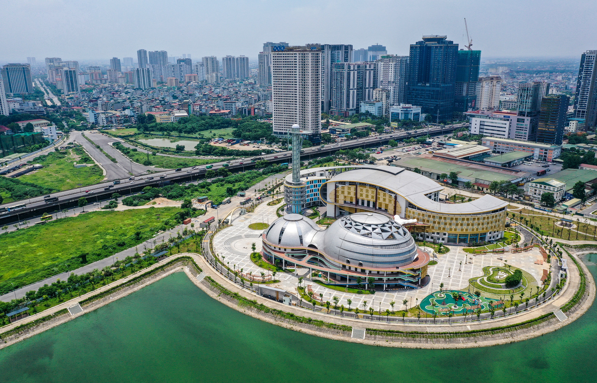 Dự án xây dựng Cung Thiếu nhi Hà Nội được xây dựng trên khu đất gần 40.000m2, tại khu vực công viên hồ điều hòa CV1 (Khu đô thị mới Cầu Giấy, Nam Từ Liêm, Hà Nội).