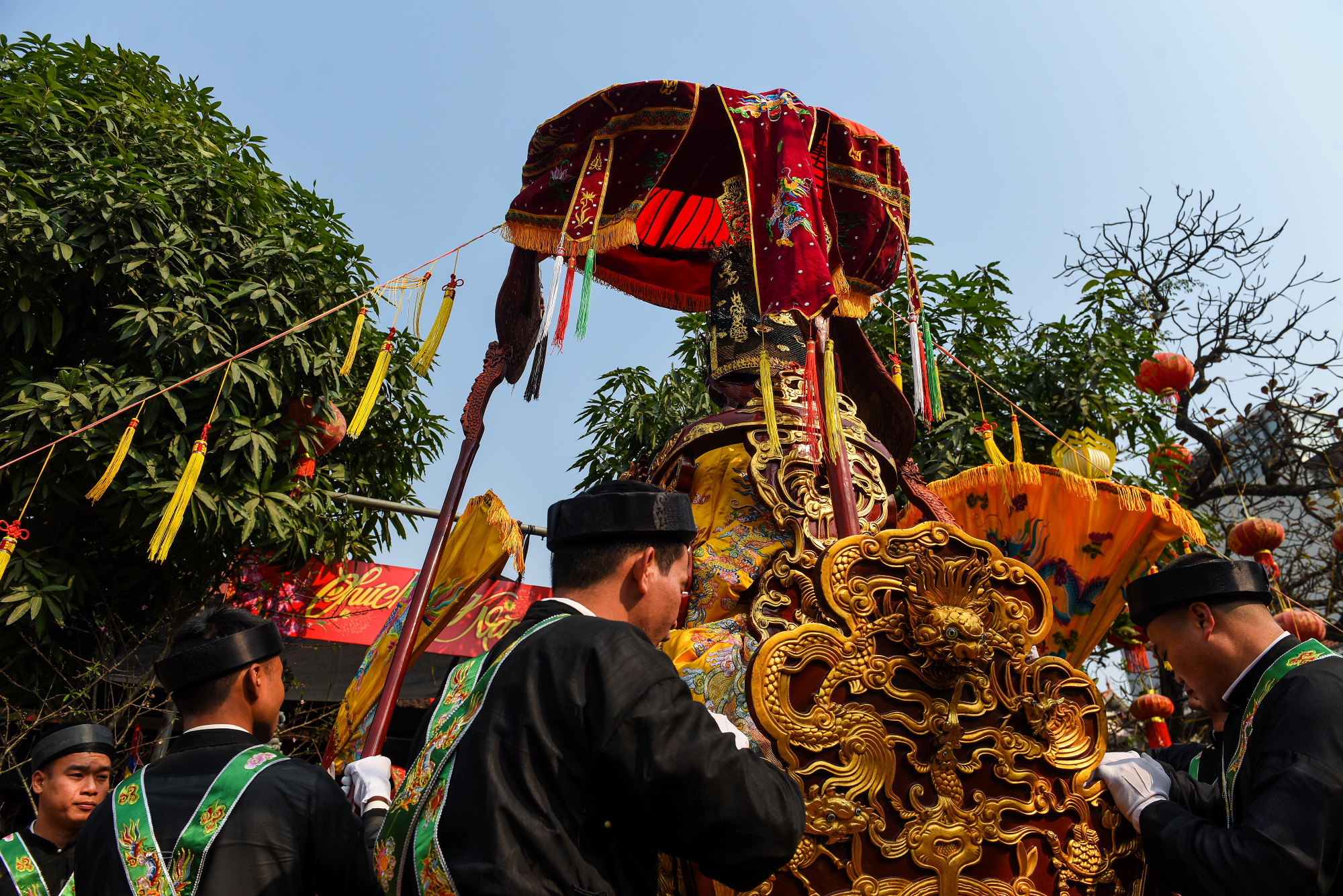 Nghi lễ rước kiệu Bố Cái Đại Vương Phùng Hưng về đình làng diễn ra long trọng trong sự thành kính của người dân làng Triều Khúc.
