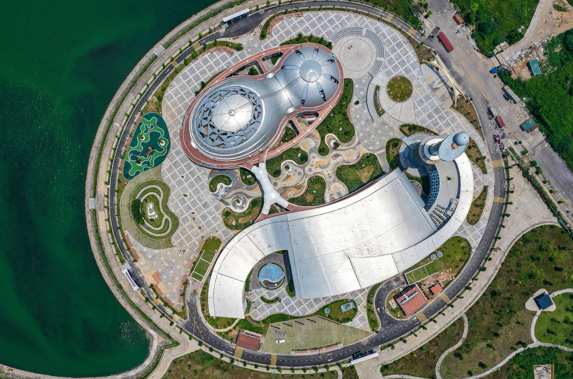 Nhìn từ trên cao, Cung Thiếu nhi Hà Nội giống như một hòn ngọc cỡ lớn giữa một không gian xanh ngắt.