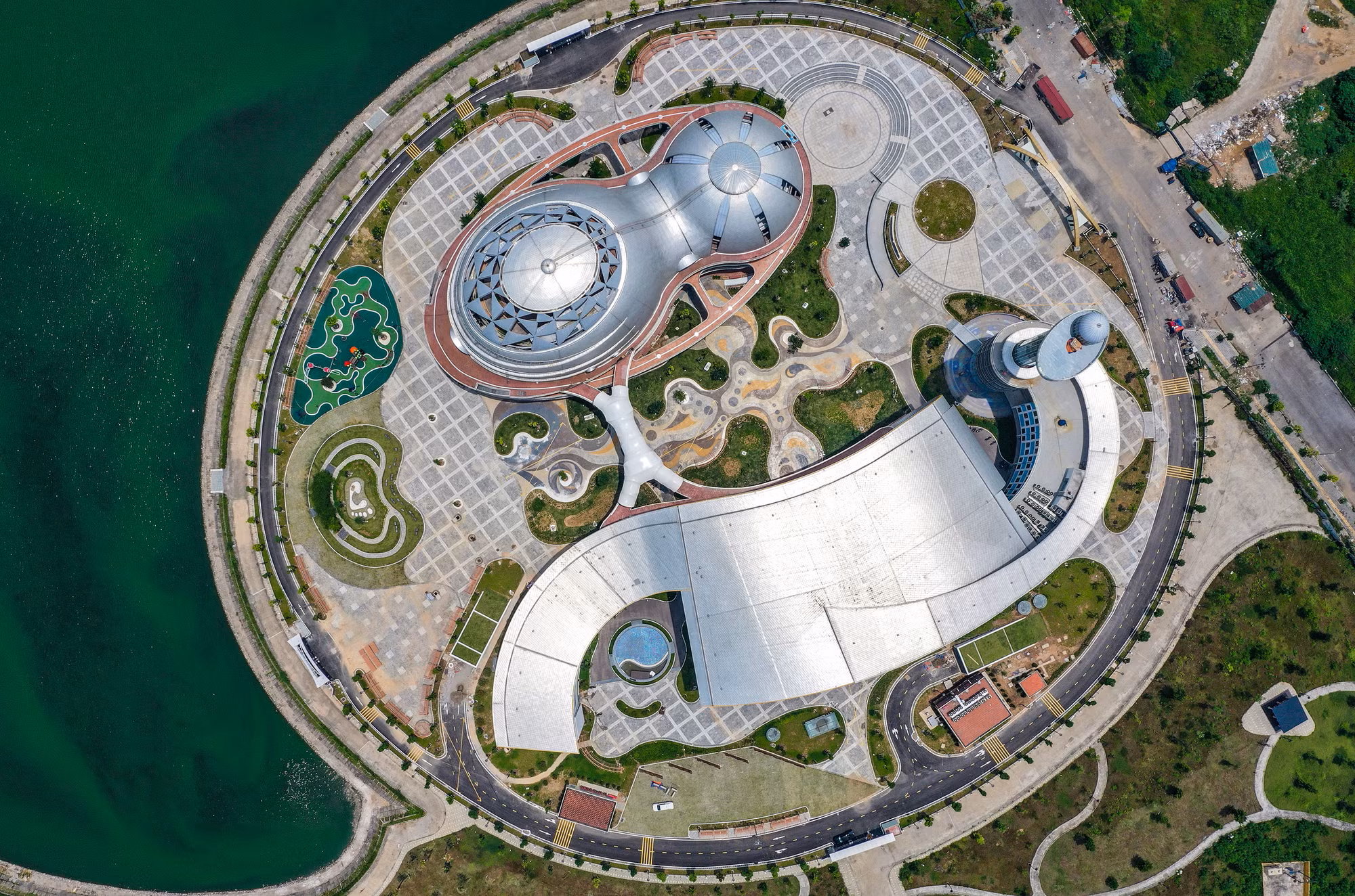 Nhìn từ trên cao, Cung Thiếu nhi Hà Nội giống như một hòn ngọc cỡ lớn giữa một không gian xanh ngắt.