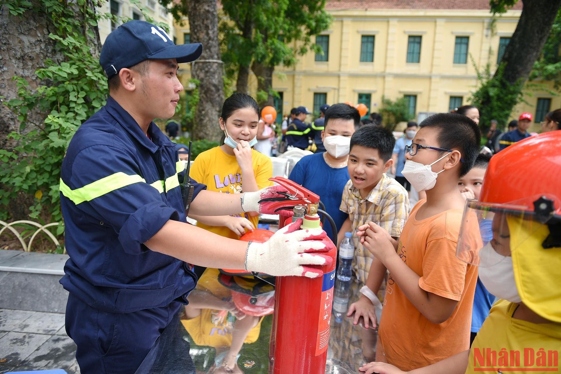 Hướng dẫn học sinh sử dụng bình bọt chữa cháy.