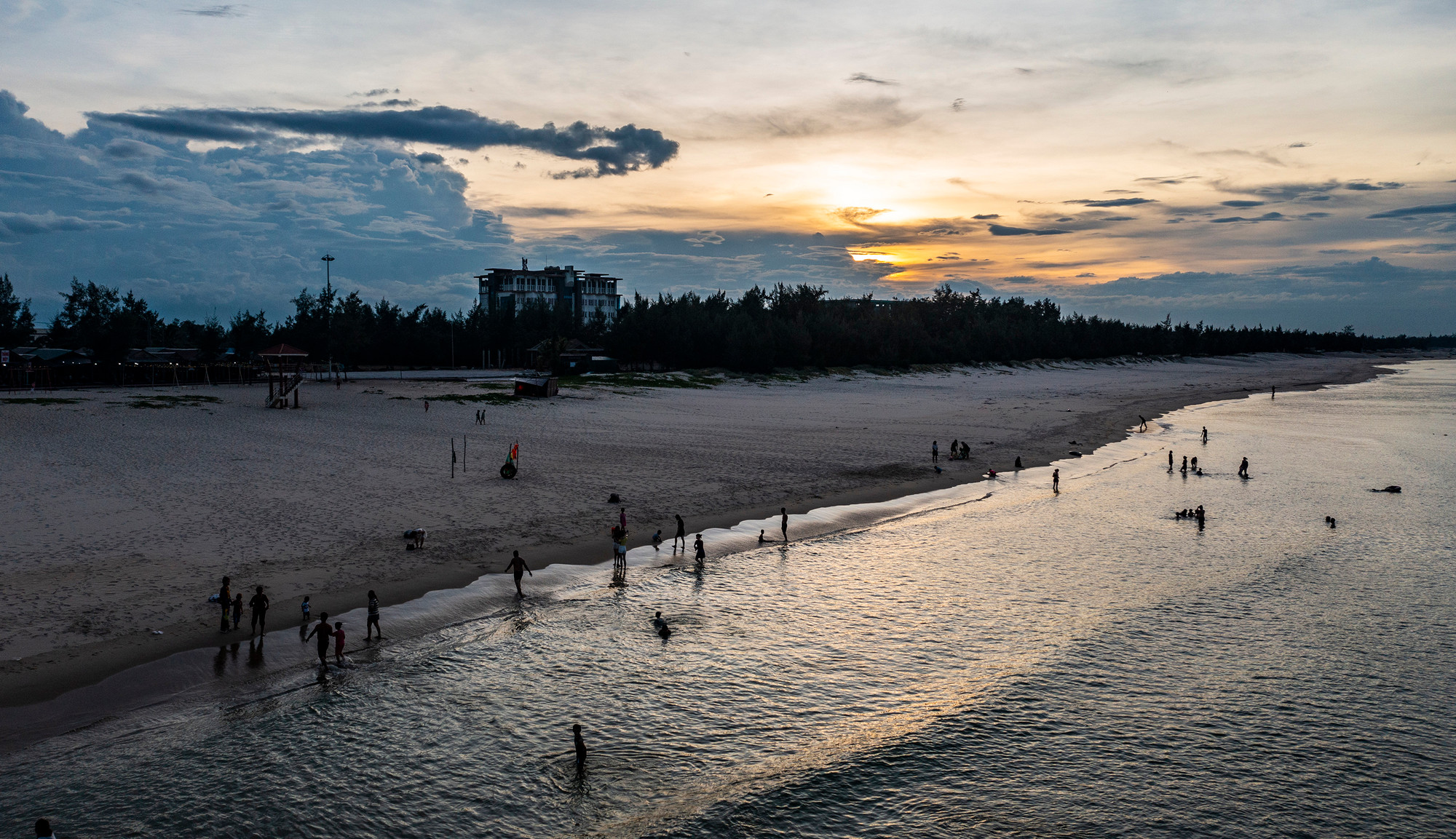 Nếu như bình minh trên biển Cửa Việt mang nét đẹp trong trẻo, tràn đầy sức sống thì hoàng hôn nơi đây lại mang một vẻ đẹp dịu dàng, quyến rũ và mộng mơ với sắc đỏ hồng nhẹ nhàng.