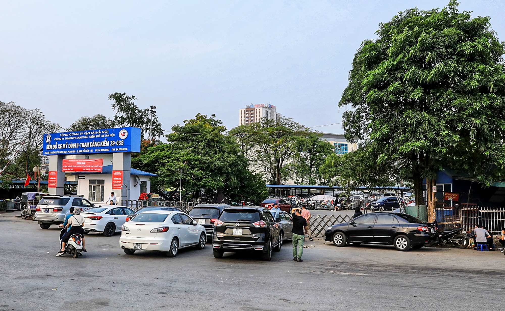 Tại Trung tâm đăng kiểm 29-03S (đường Lê Quang Đạo, quận Nam Từ Liêm), theo ghi nhận của phóng viên, không xảy ra hiện tượng ùn tắc dài. Tại Trung tâm đăng kiểm 29-03S (đường Lê Quang Đạo, quận Nam Từ Liêm), theo ghi nhận của phóng viên, không xảy ra hiện tượng ùn tắc dài.