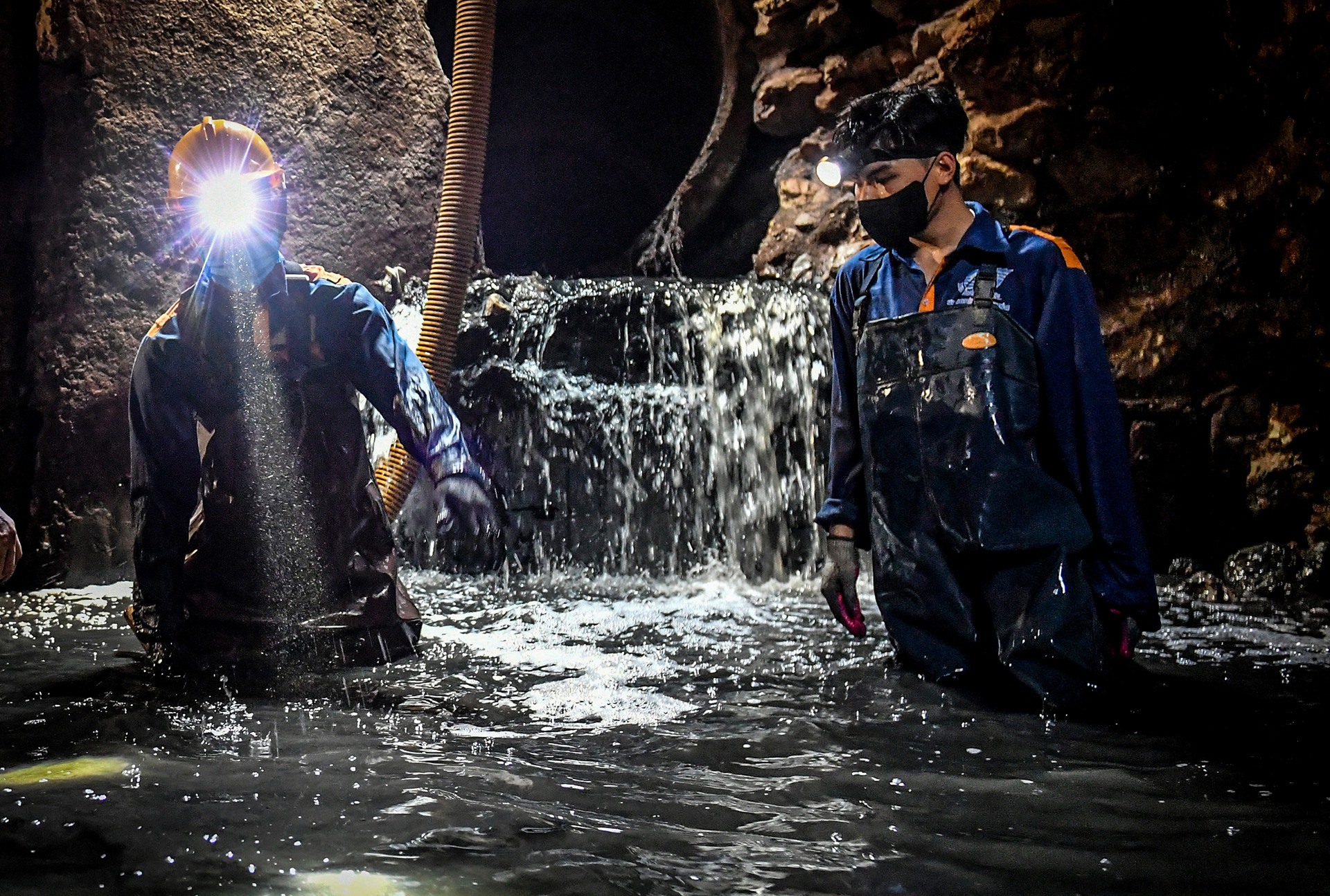 [Ảnh] Một ngày "đội nắng, hút bùn" của công nhân vệ sinh cống ngầm Hà Nội ảnh 8