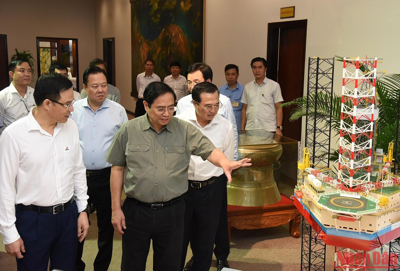 Thủ tướng nghe lãnh đạo Petrovietnam giới thiệu mô hình giàn khoan Tam Đảo 05. Thủ tướng nghe lãnh đạo Petrovietnam giới thiệu mô hình giàn khoan Tam Đảo 05.