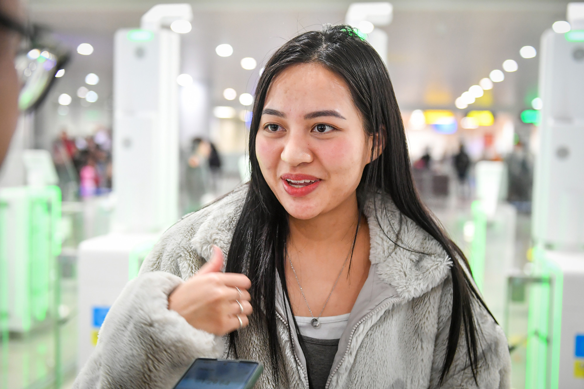 Chị Bùi Thị Mỹ Hảo vui vẻ khi chỉ mất chưa đầy 5 phút đã có thể hoàn thành thủ tục nhập cảnh vào Việt Nam sau chuyến bay từ Hungary về Nội Bài. Chị cho biết, so với trước đây, thời gian đã được rút ngắn rất nhiều. Nữ hành khách cũng mong muốn hệ thống Autogate sẽ tiếp tục được mở rộng để tạo thuận tiện cho hành khách. Chị Bùi Thị Mỹ Hảo vui vẻ khi chỉ mất chưa đầy 5 phút đã có thể hoàn thành thủ tục nhập cảnh vào Việt Nam sau chuyến bay từ Hungary về Nội Bài. Chị cho biết, so với trước đây, thời gian đã được rút ngắn rất nhiều. Nữ hành khách cũng mong muốn hệ thống Autogate sẽ tiếp tục được mở rộng để tạo thuận tiện cho hành khách.