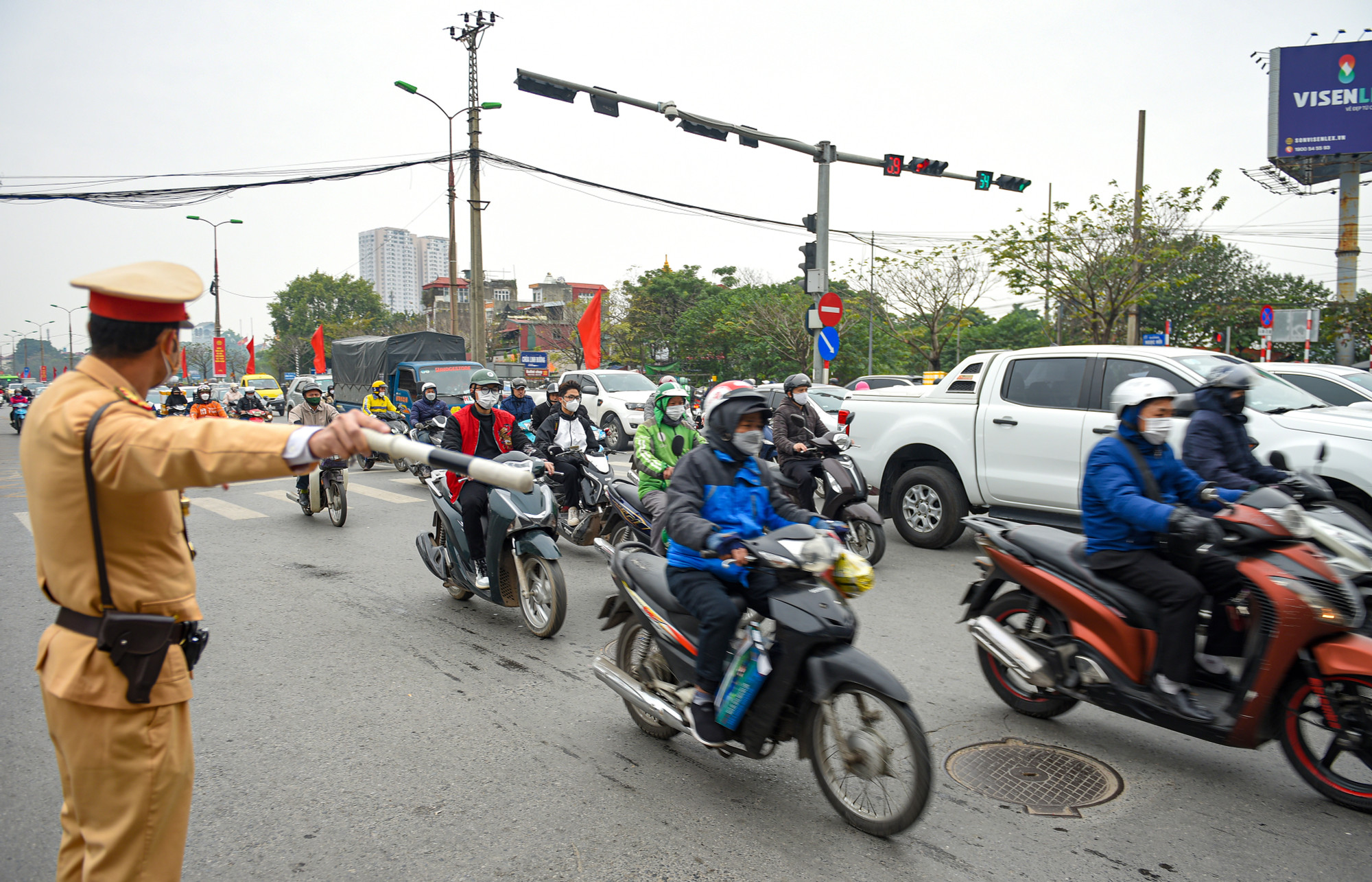 [Ảnh] Các cửa ô, bến xe nhộn nhịp dòng người rời Thủ đô về quê đón Tết ảnh 7
