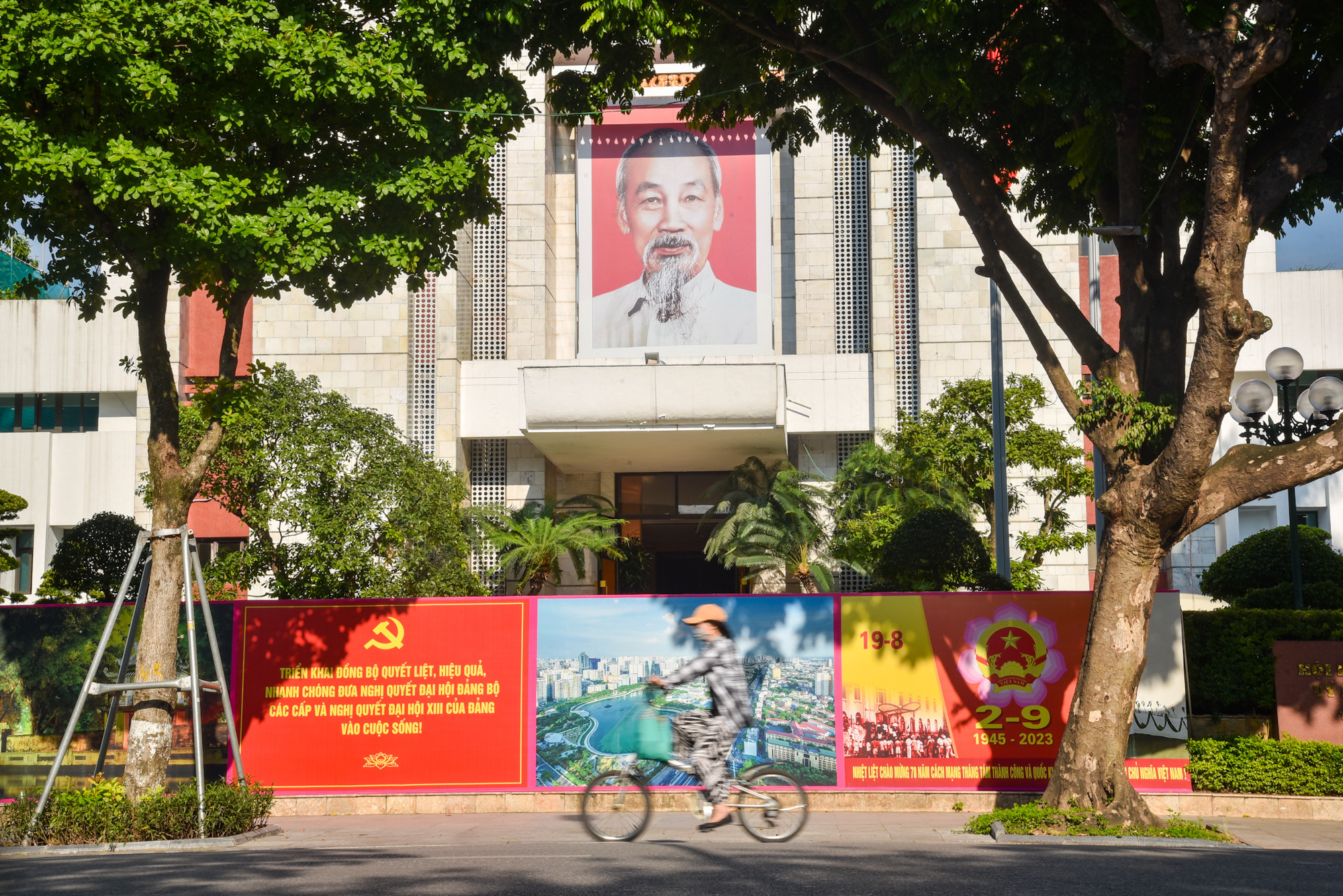 [Ảnh] Đường phố Hà Nội rực rỡ cờ hoa chào mừng ngày Quốc Khánh Việt Nam 2/9 ảnh 3