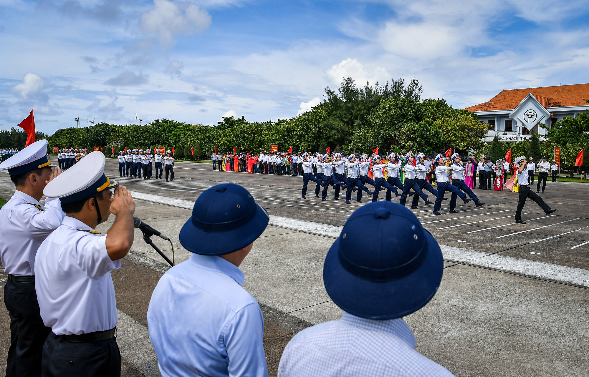 [Ảnh] Xúc động, tự hào buổi lễ chào cờ và duyệt đội ngũ trên đảo Trường Sa ảnh 8
