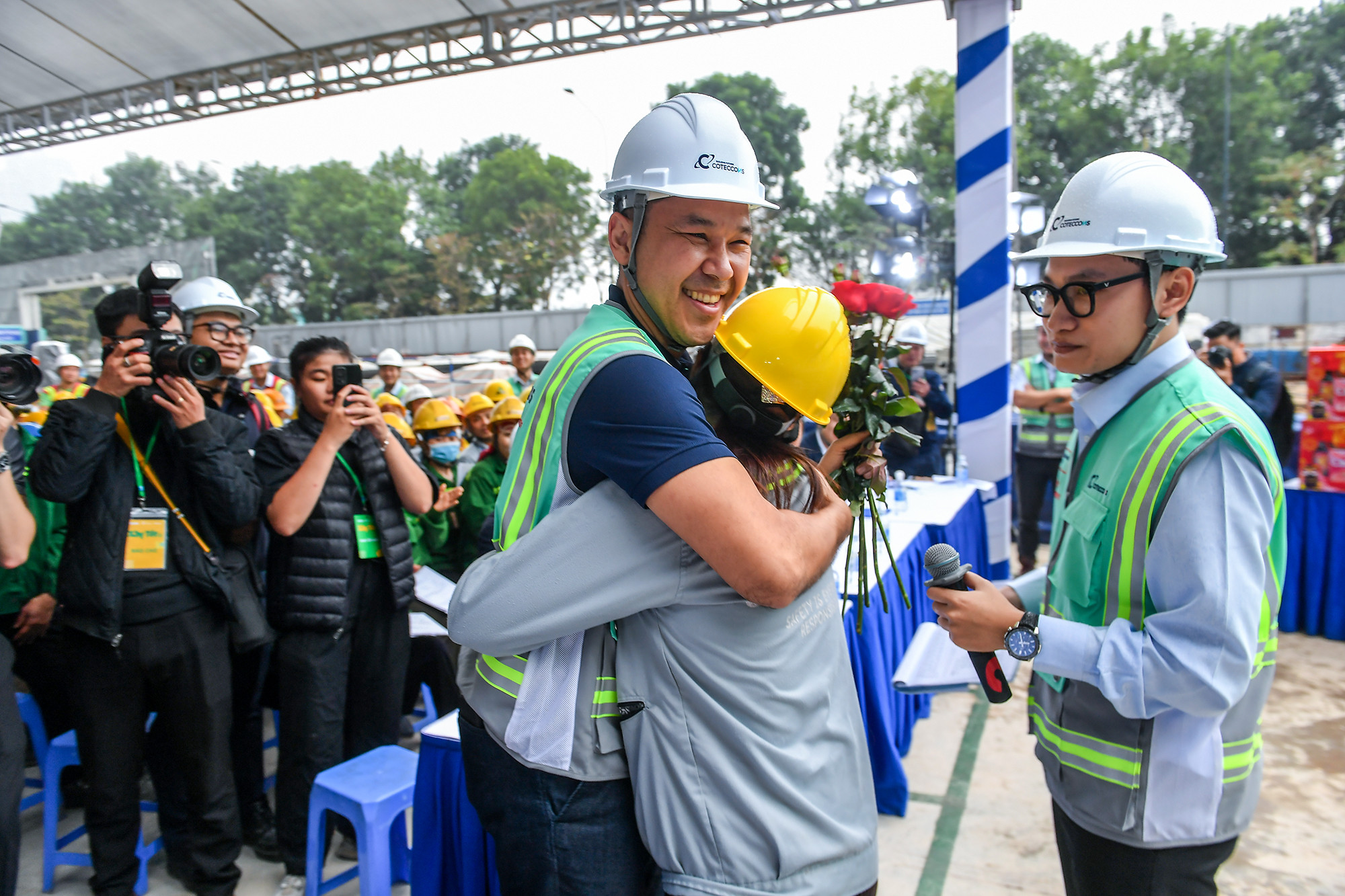 Niềm vui của ông Bolat Duisenov khi được chị Nguyễn Thị Hiền, công nhân đang làm việc tại công trường tặng hoa.