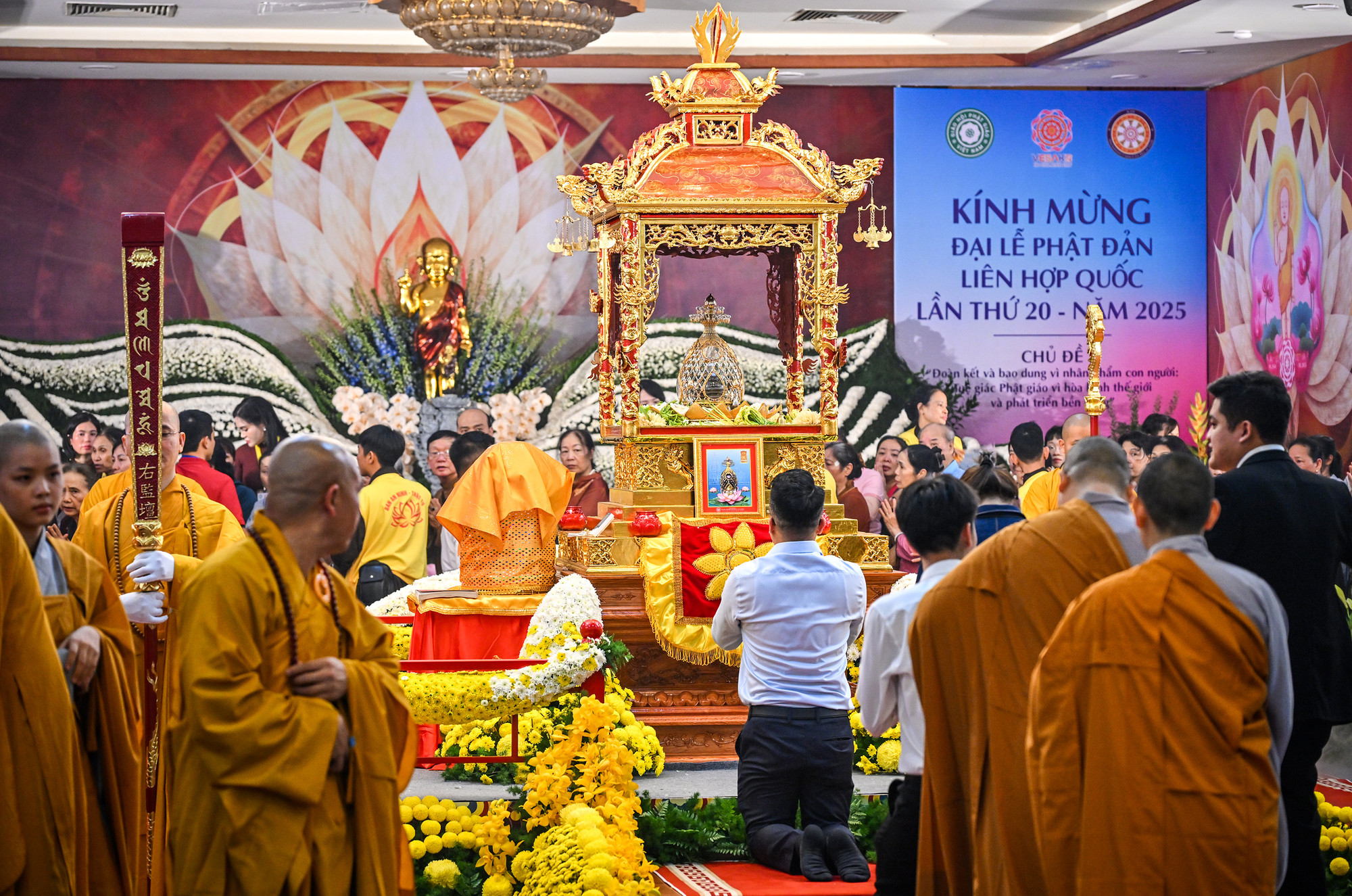 Không khí bên trong hội trường càng thêm lắng đọng khi từng lượt người thành tâm cúi đầu, dâng lời cầu nguyện trước xá lợi thiêng liêng.