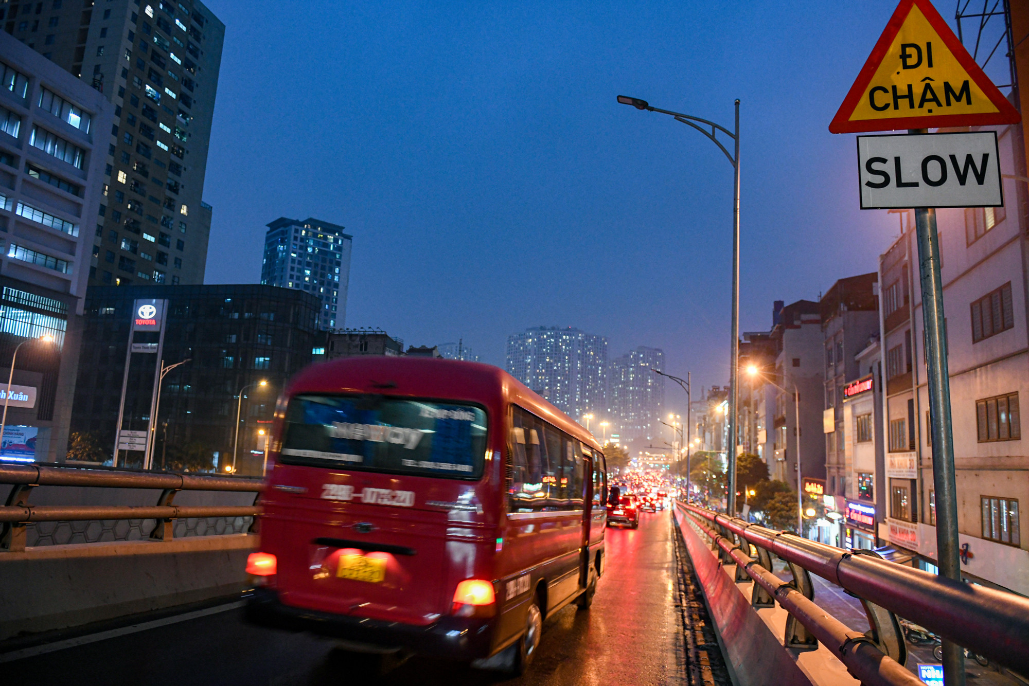 Hệ thống biển báo giao thông đã được lắp đặt hoàn tất trước ngày thông xe. Hệ thống biển báo giao thông đã được lắp đặt hoàn tất trước ngày thông xe.