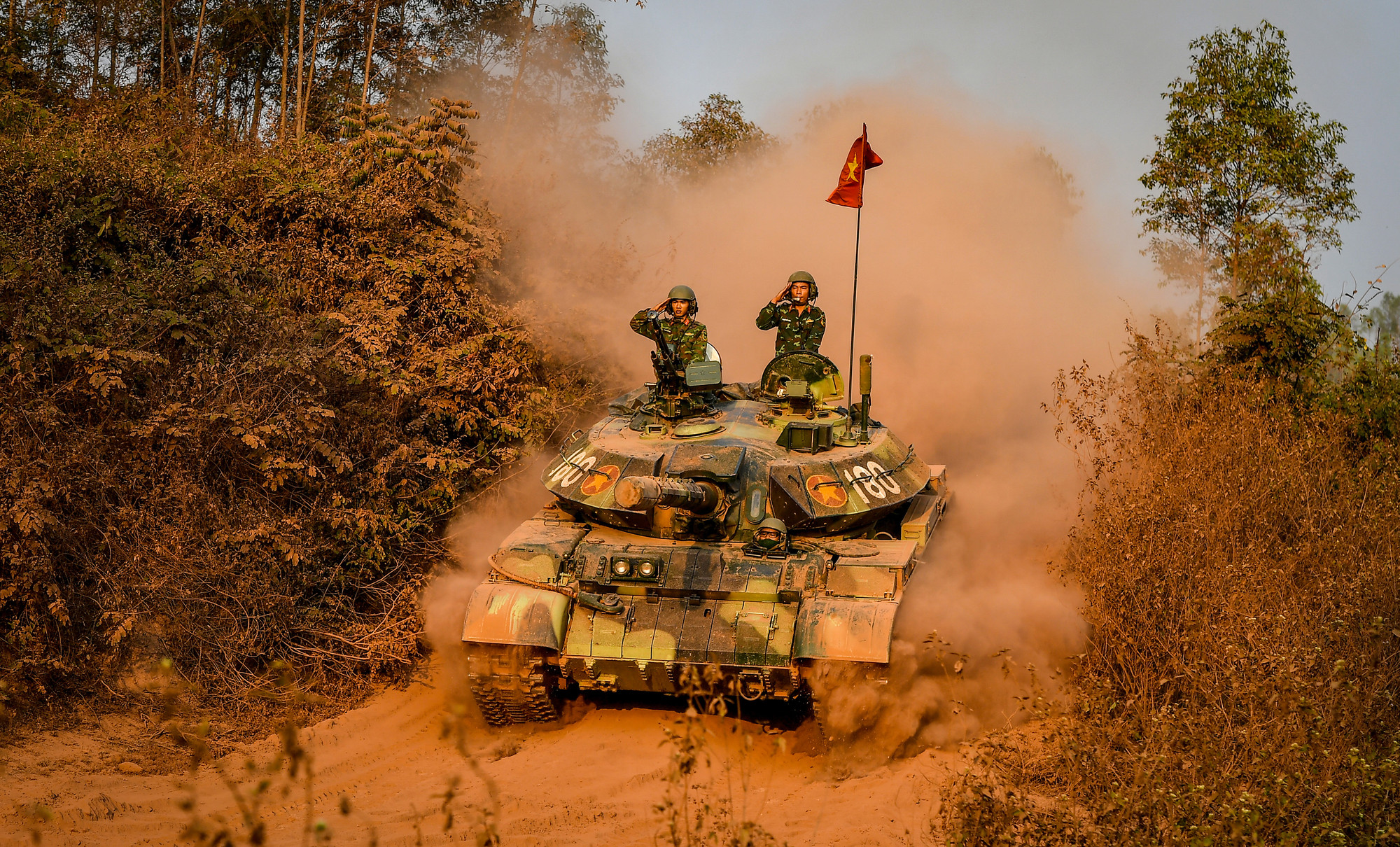 [Ảnh] Một ngày trên thao trường của lữ đoàn xe tăng ảnh 2