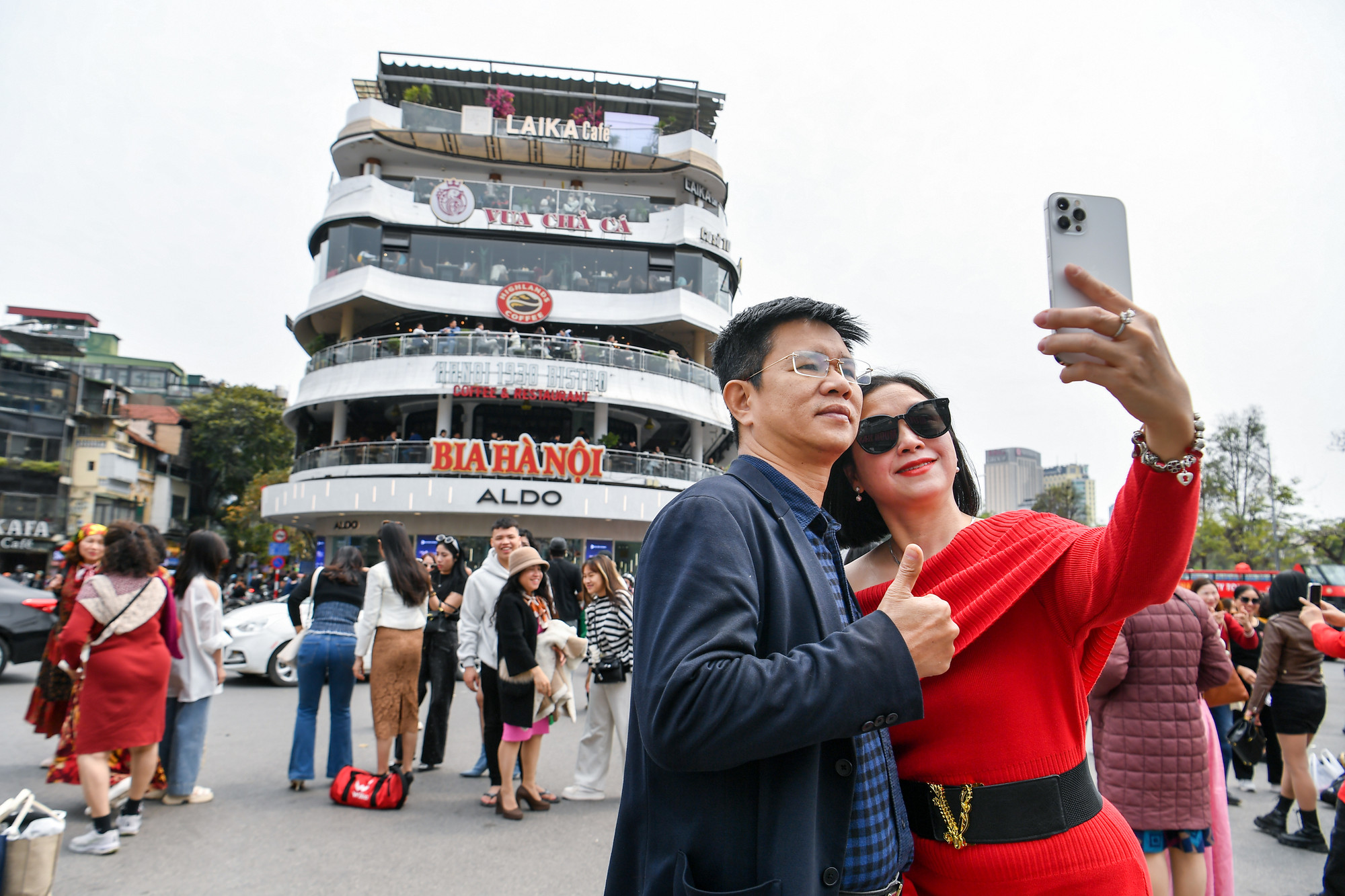 [Ảnh] Hàng nghìn người ghé thăm tòa nhà "Hàm cá mập" chụp ảnh trước khi bị tháo dỡ ảnh 2