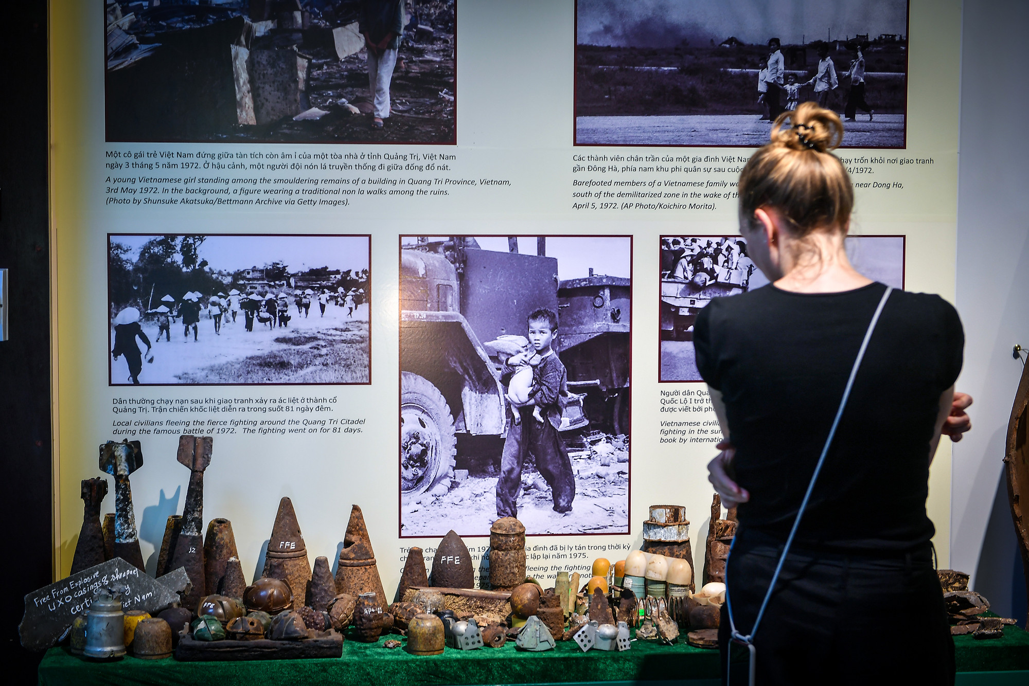 Những du khách nước ngoài lặng người khi xem những hiện vật, những tư liệu mà chiến tranh đã để lại cho Quảng Trị.
