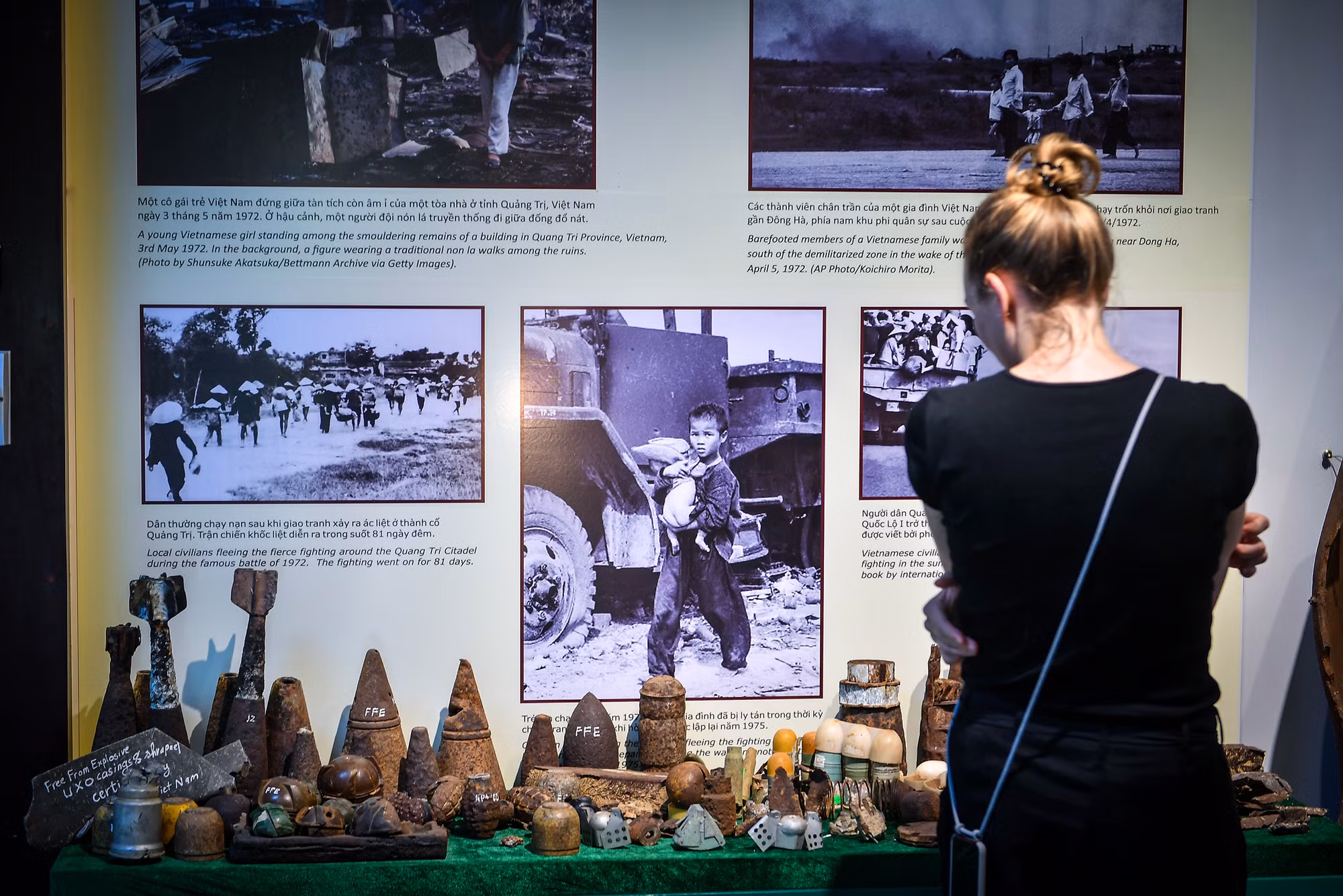 Những du khách nước ngoài lặng người khi xem những hiện vật, những tư liệu mà chiến tranh đã để lại cho Quảng Trị.