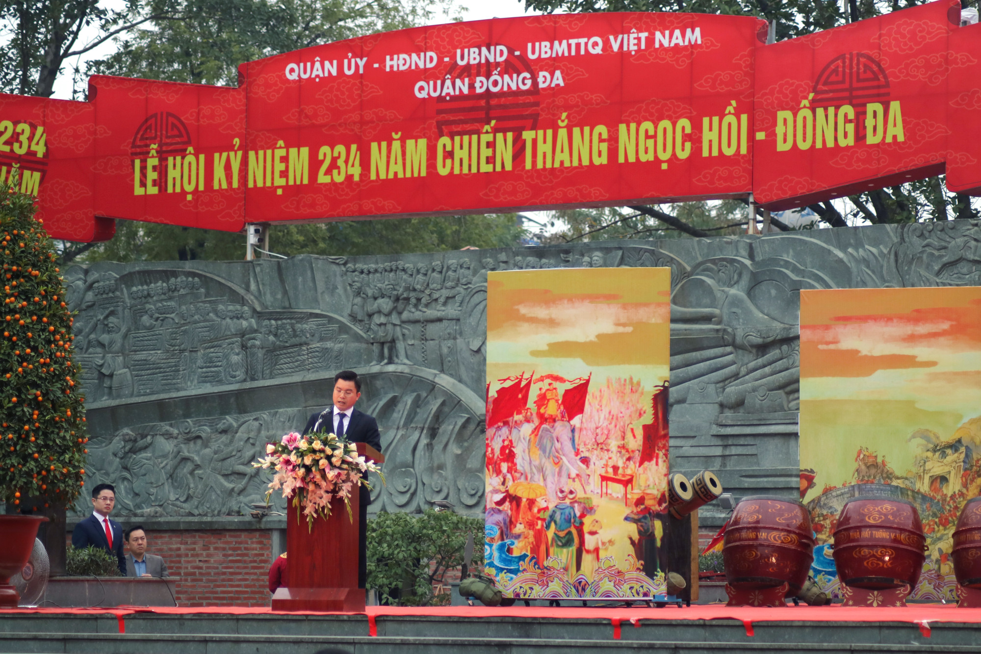 8 giờ 30 phút sáng, ông Lê Tuấn Định (Chủ tịch quận Đống Đa) phát biểu khai mạc chương trình. (Ảnh: NHẬT QUANG)