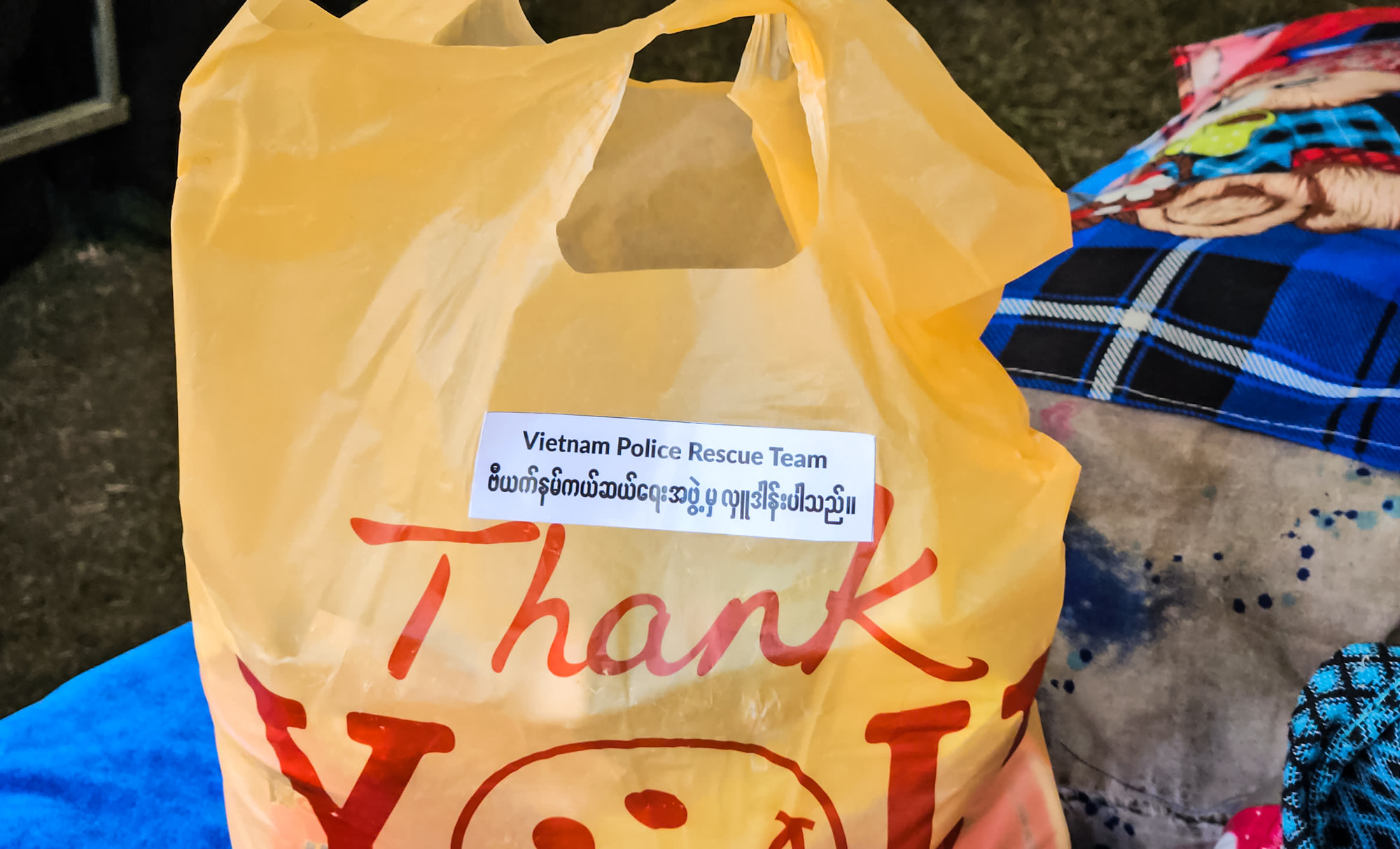 [Ảnh] Đoàn cứu nạn, cứu hộ Việt Nam chia sẻ nỗi mất mát với người dân vùng động đất Myanmar ảnh 15