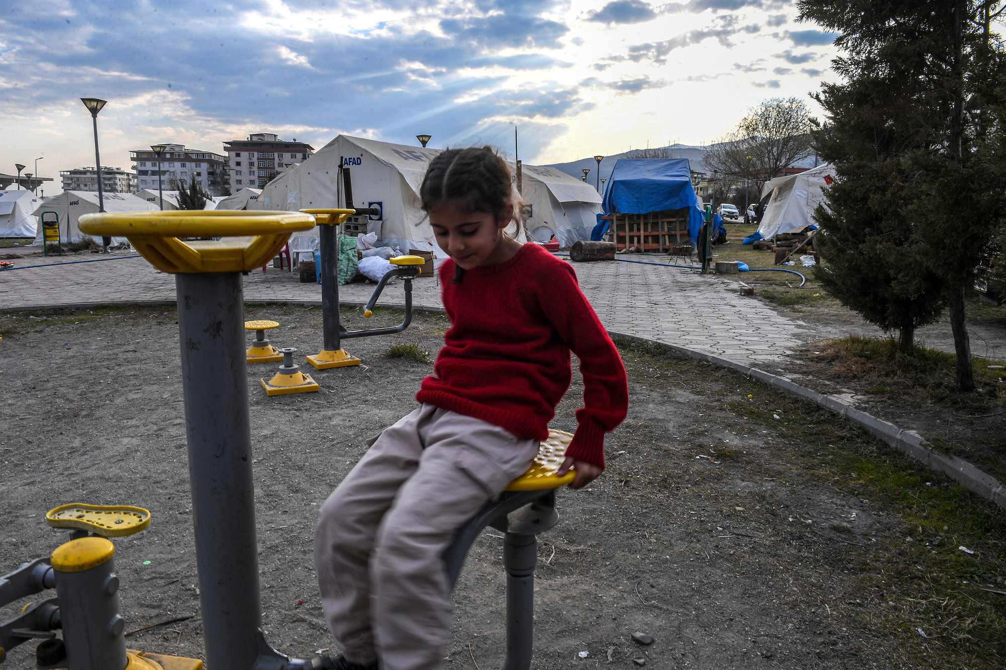 Các em còn quá nhỏ để ý thức hết nỗi đau vừa trải qua.