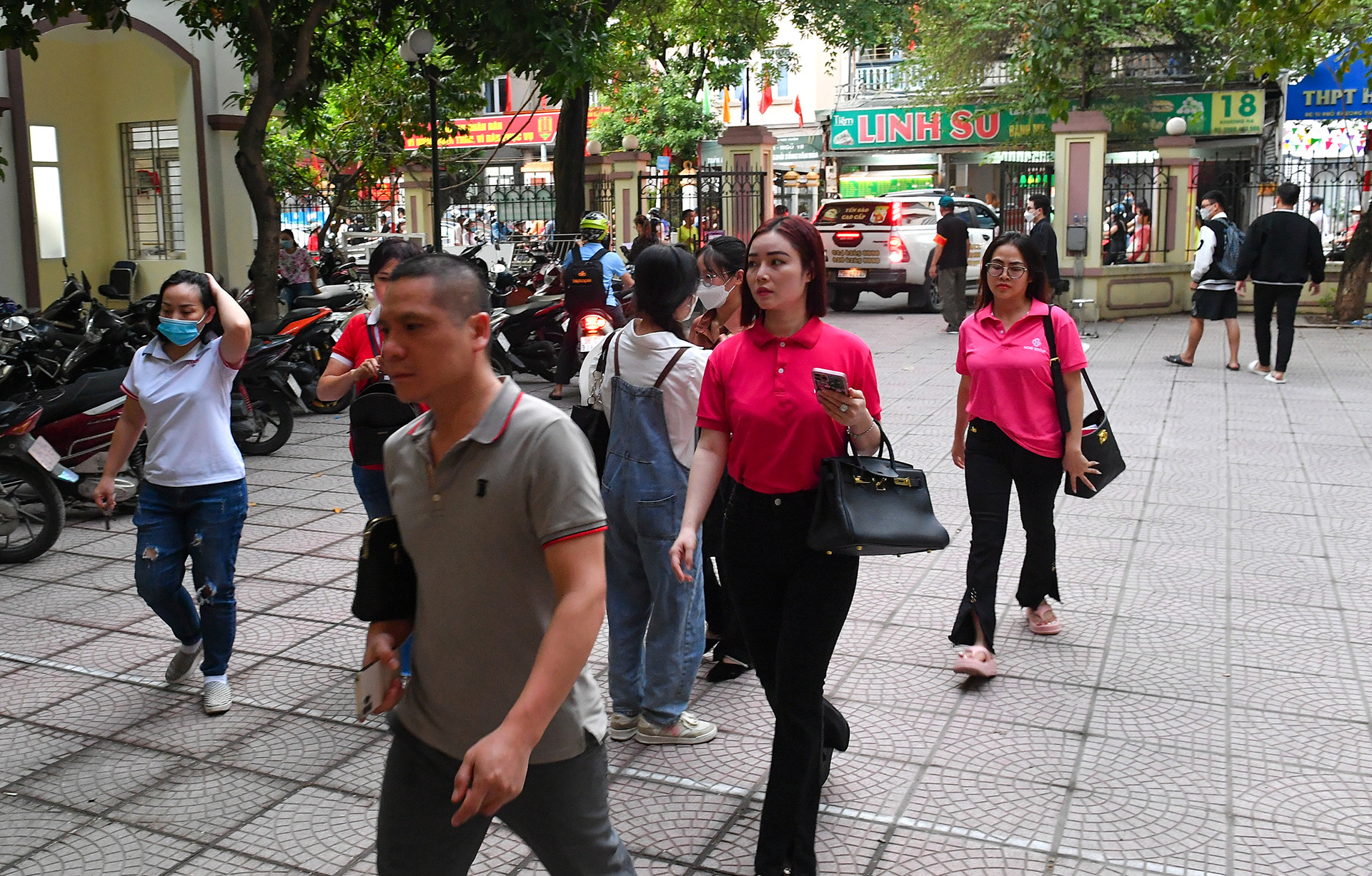 Đến cuối giờ chiều, người dân từ mọi miền Tổ quốc đến ủng hộ đông hơn.