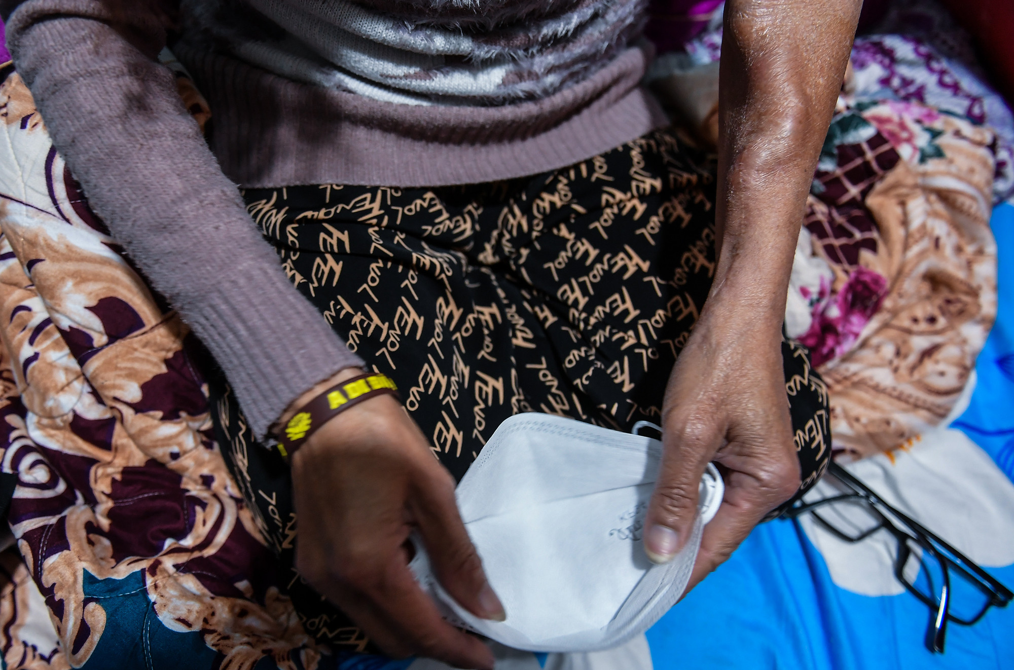 Nhiệt độ thấp khiến đôi tay bà Mai khô khốc, nhăn nheo và nứt nẻ... Ảnh: THÀNH ĐẠT Nhiệt độ thấp khiến đôi tay bà Mai khô khốc, nhăn nheo và nứt nẻ... Ảnh: THÀNH ĐẠT