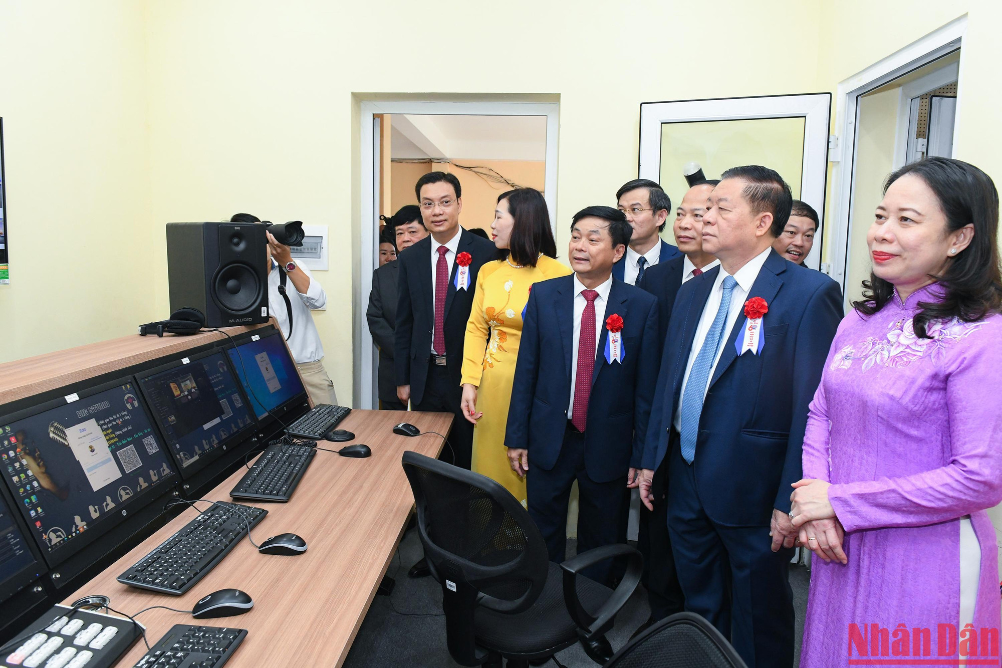 Các đại biểu tham quan phòng thực hành dựng phim của Học viện. Các đại biểu tham quan phòng thực hành dựng phim của Học viện.