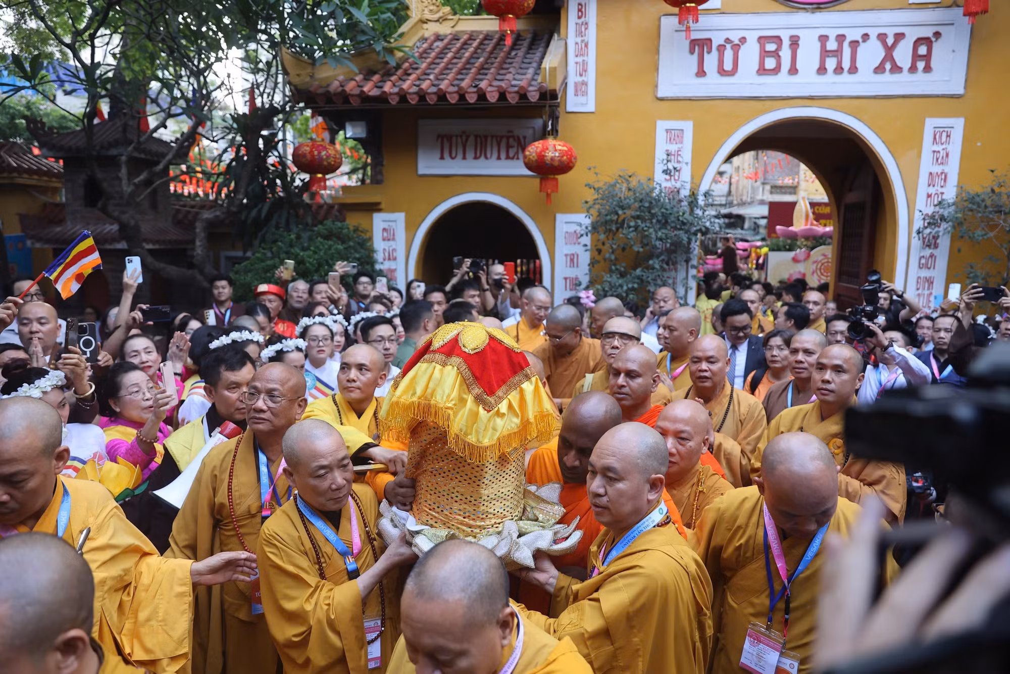 Chư tôn đức rước xá lợi Đức Phật vào tôn trí tại Ban Tam Bảo.