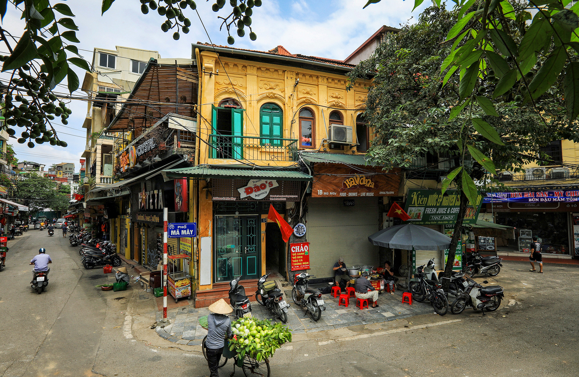 Một trong những phố cổ nổi tiếng của Hà Nội, phố Mã Mây đẹp bình dị, cổ kính khi được chụp từ trên cao.