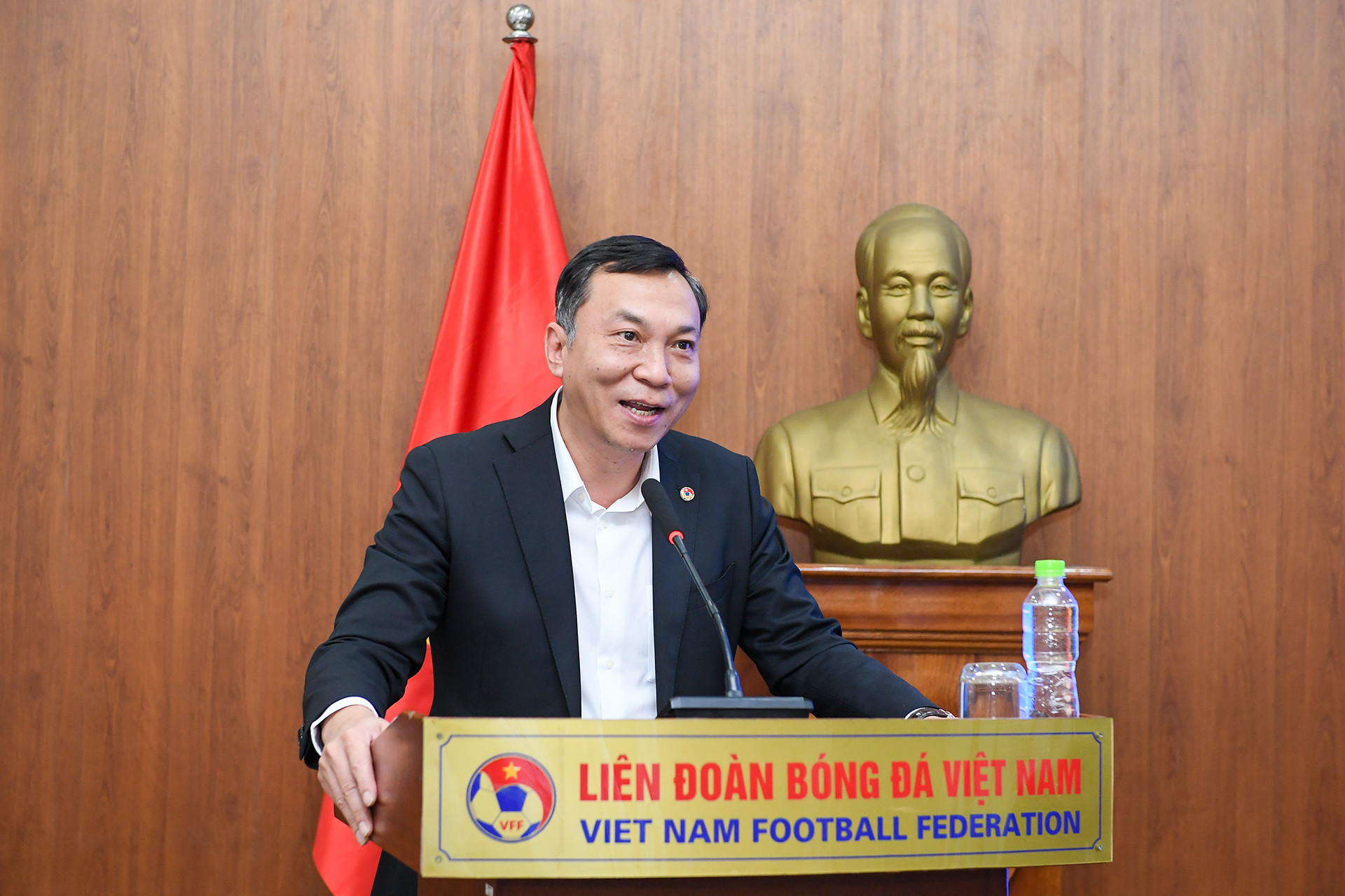 Ông Trần Quốc Tuấn, Chủ tịch Liên đoàn Bóng đá Việt Nam bày tỏ vui mừng khi Công đoàn Viên chức Việt Nam và Công đoàn Bộ Văn hóa, Thể thao và Du lịch đã có những phần quà cho đội tuyển bóng đá nữ Việt Nam và vận động viên Nguyễn Thị Oanh do đạt thành tích xuất sắc tại SEA Games 32. Ông Trần Quốc Tuấn, Chủ tịch Liên đoàn Bóng đá Việt Nam bày tỏ vui mừng khi Công đoàn Viên chức Việt Nam và Công đoàn Bộ Văn hóa, Thể thao và Du lịch đã có những phần quà cho đội tuyển bóng đá nữ Việt Nam và vận động viên Nguyễn Thị Oanh do đạt thành tích xuất sắc tại SEA Games 32.