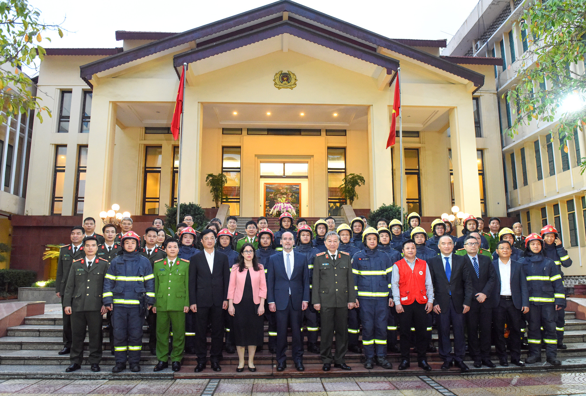 Đại tướng Tô Lâm, Bộ trưởng Công an và Đại sứ đặc mệnh toàn quyền Thổ Nhĩ Kỳ tại Việt Nam Haldun Tekneci chụp ảnh lưu niệm cùng các chiến sĩ trước giờ lên đường thực hiện nhiệm vụ.