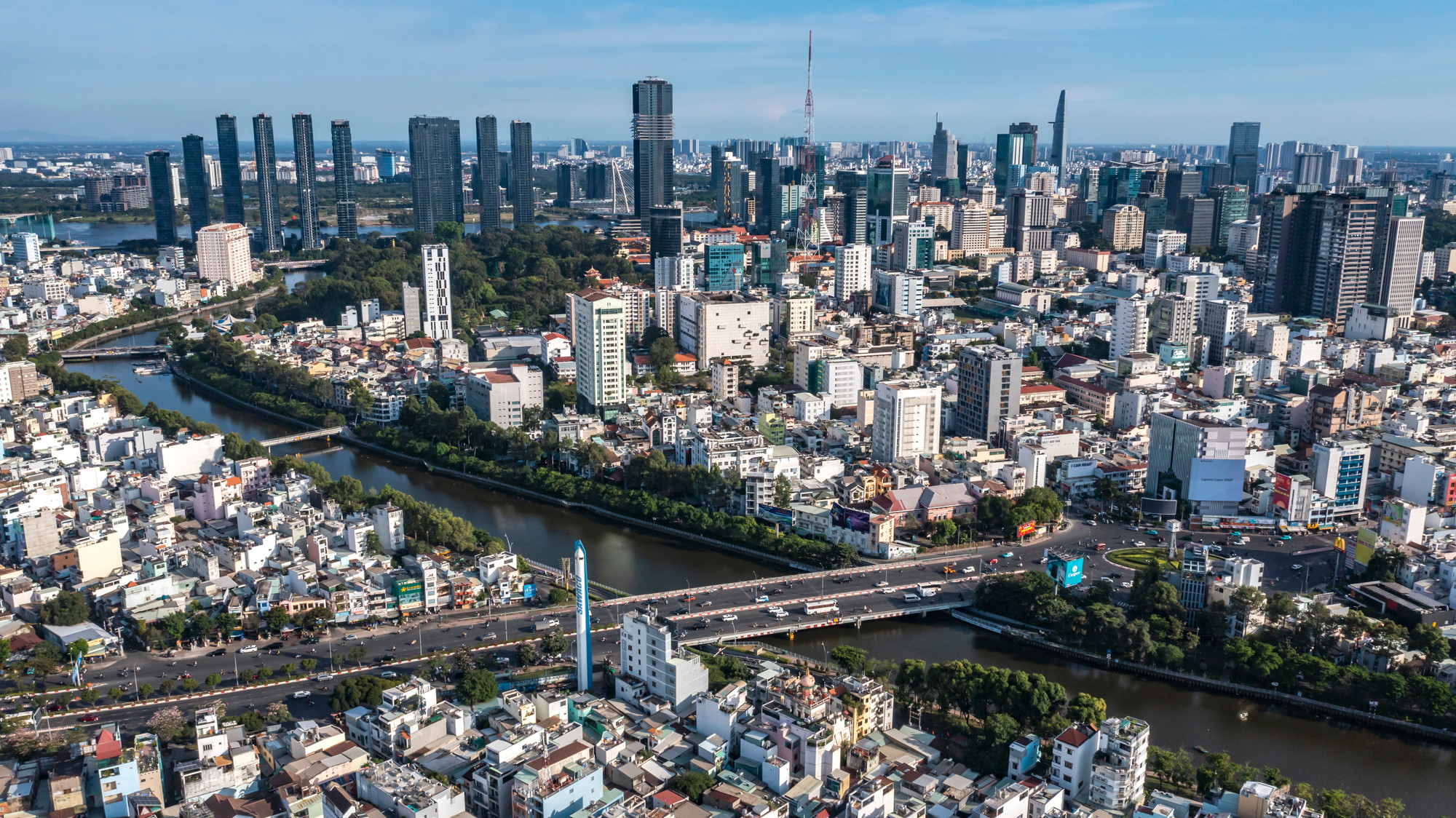 Nút giao Điện Biên Phủ là điểm kết nối giao thông quan trọng trên trục đường chính từ các quận trung tâm Thành phố Hồ Chí Minh như quận 10, quận 3, quận 1 về hướng quận Bình Thạnh, thành phố Thủ Đức.