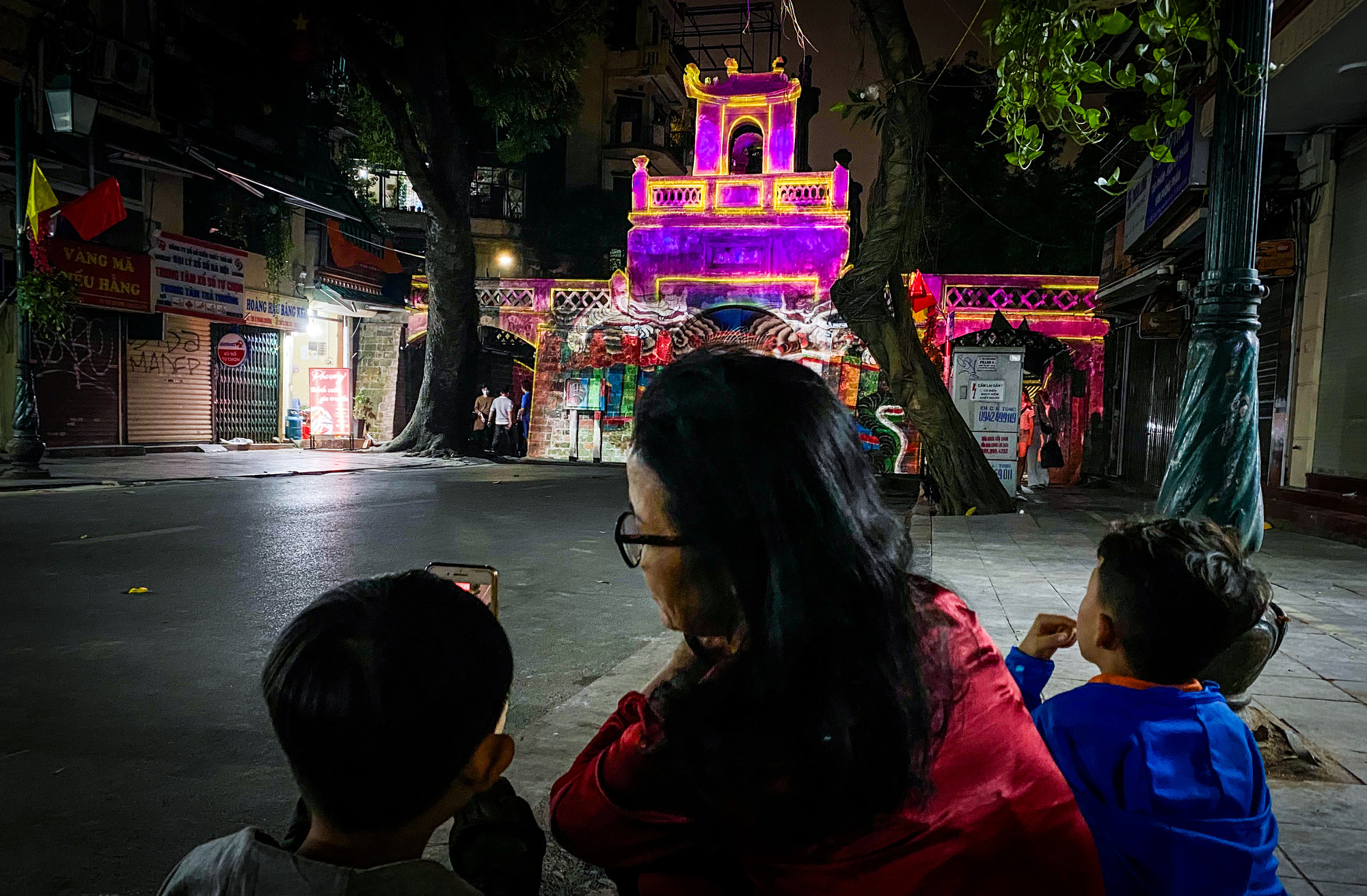 Các em nhỏ thì chăm chú ngồi xem những khối hình 3D chuyển động, những hình ảnh mà các em chỉ có thể thấy trong phim ảnh.