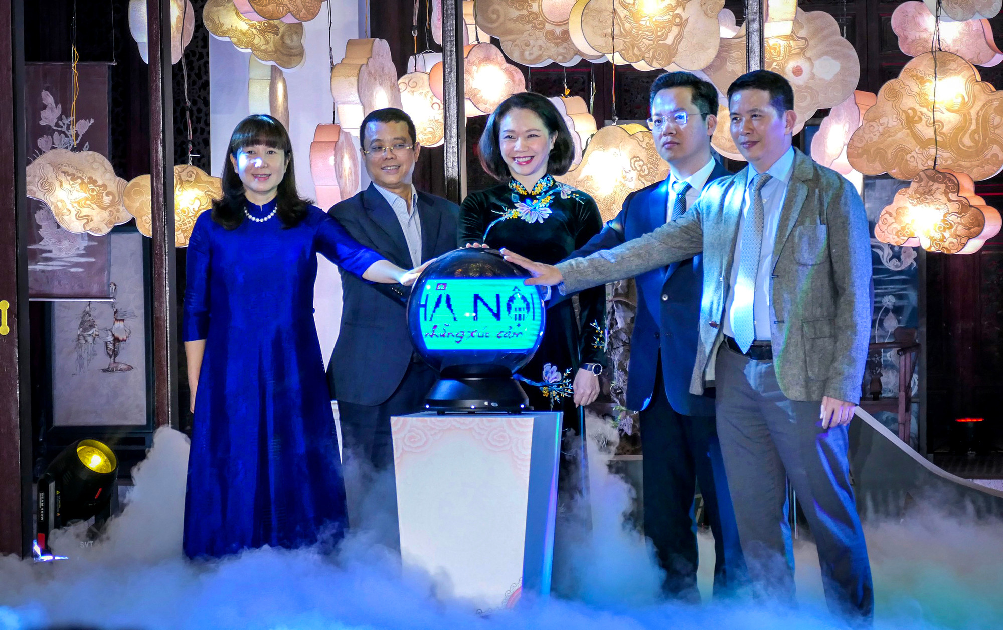 Phó Chủ tịch UBND TP. Hà Nội Vũ Thu Hà và đại biểu thực hiện nghi thức ra mắt sản phẩm du lịch đêm Hà Nội.