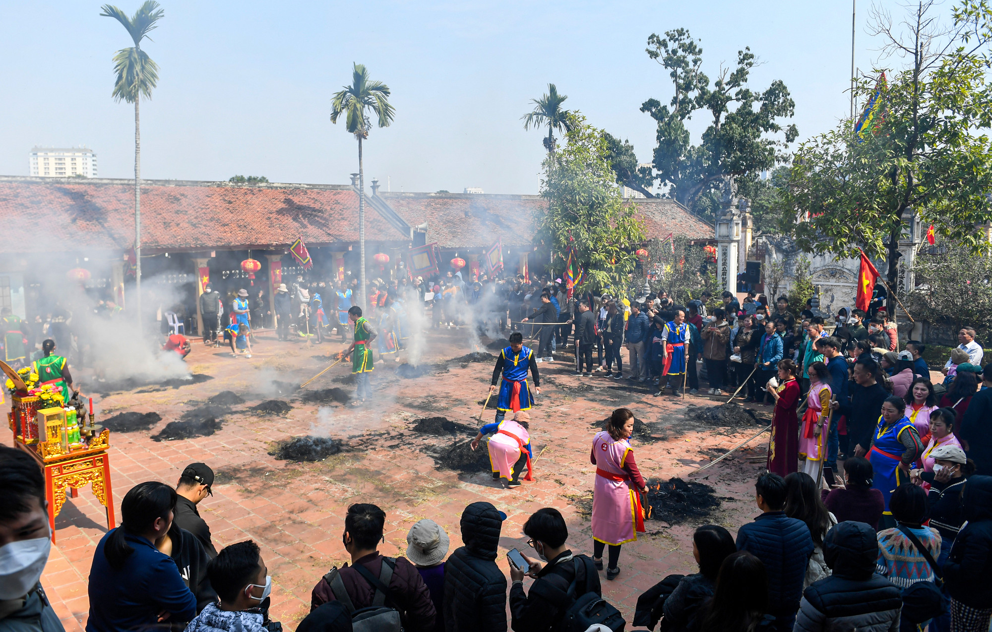 Khói mù mịt sân đình Thị Cấm trong ngày hội thổi cơm thi đầu xuân Quý Mão. Lễ hội cũng thu hút cả nghìn người dân và du khách tới theo dõi, đứng chật kín bên trong và cả ngoài sân đình.